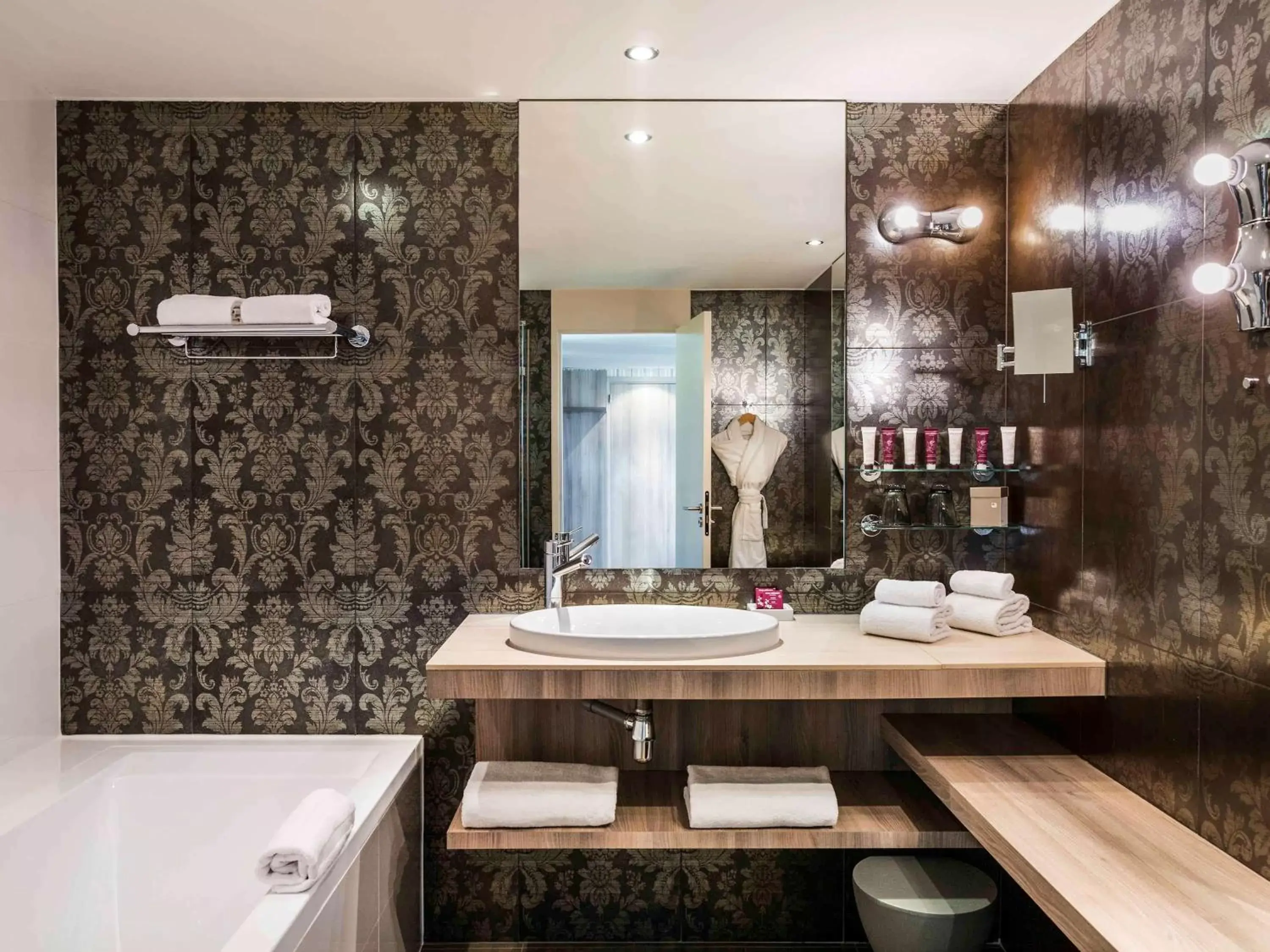 Photo of the whole room, Bathroom in Golf du Médoc Resort Bordeaux - MGallery