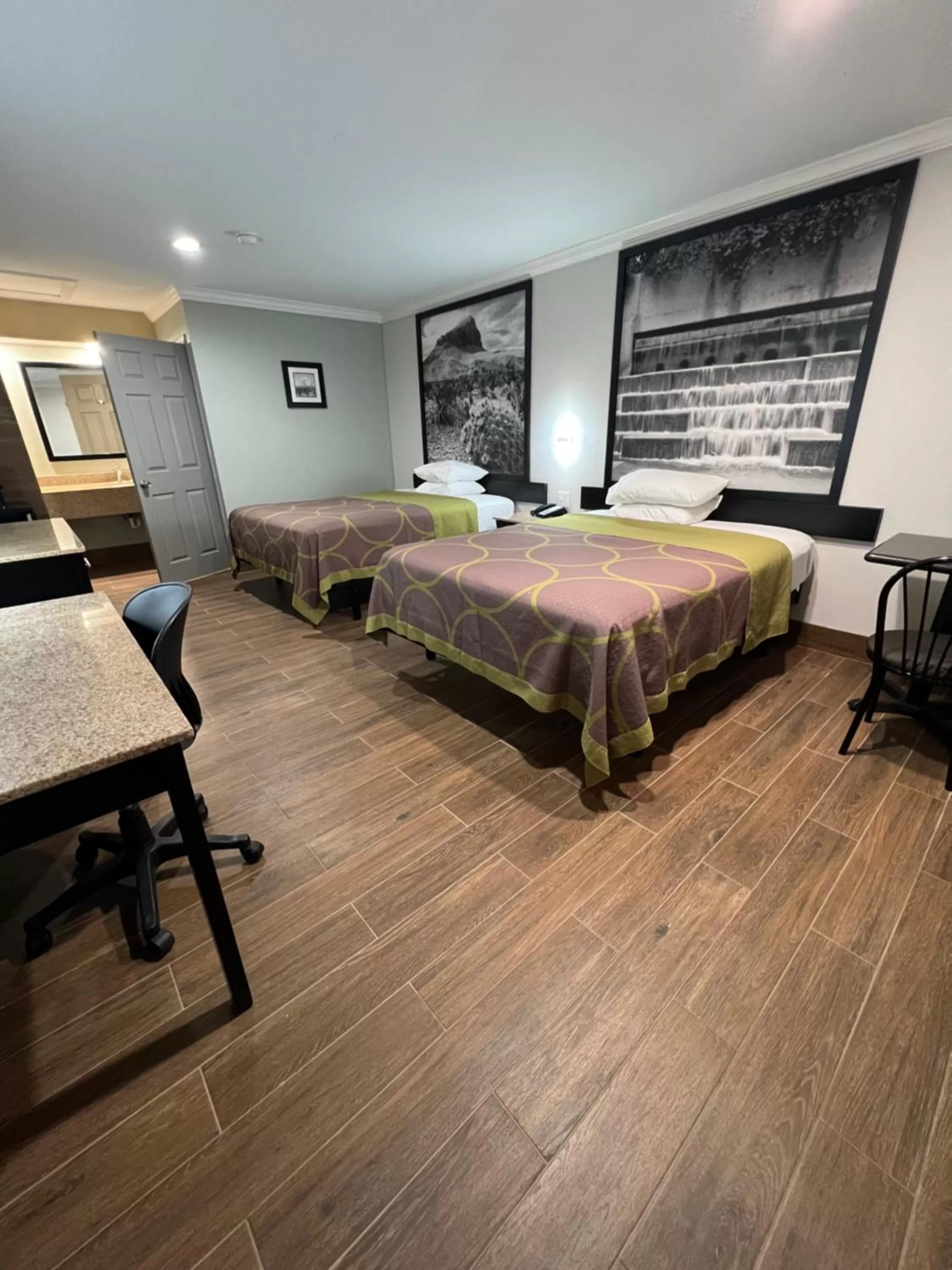 Bedroom, Bed in Super 8 by Wyndham McAllen-Downtown-Airport-LA Plaza Mall