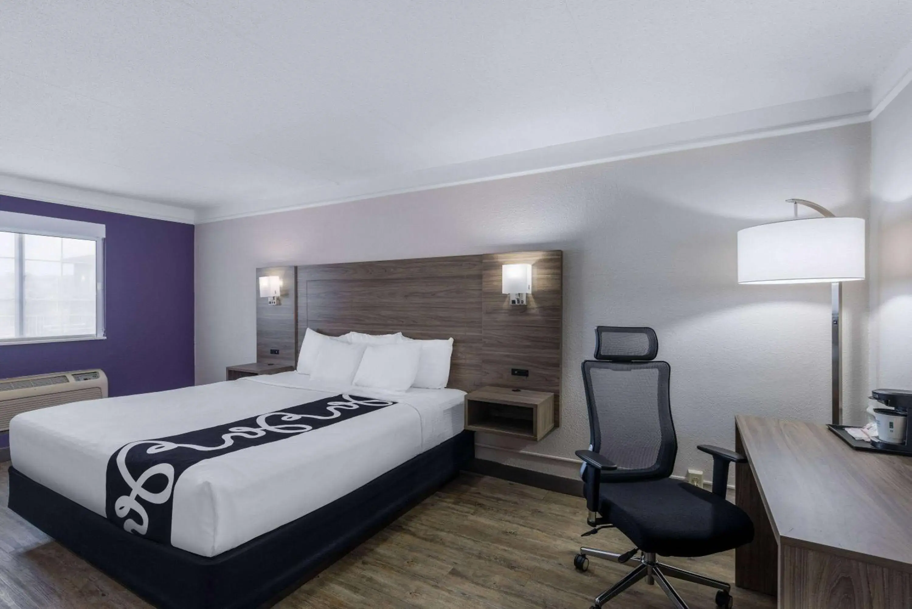 Photo of the whole room, Bed in La Quinta Inn & Suites by Wyndham Kansas City Lenexa