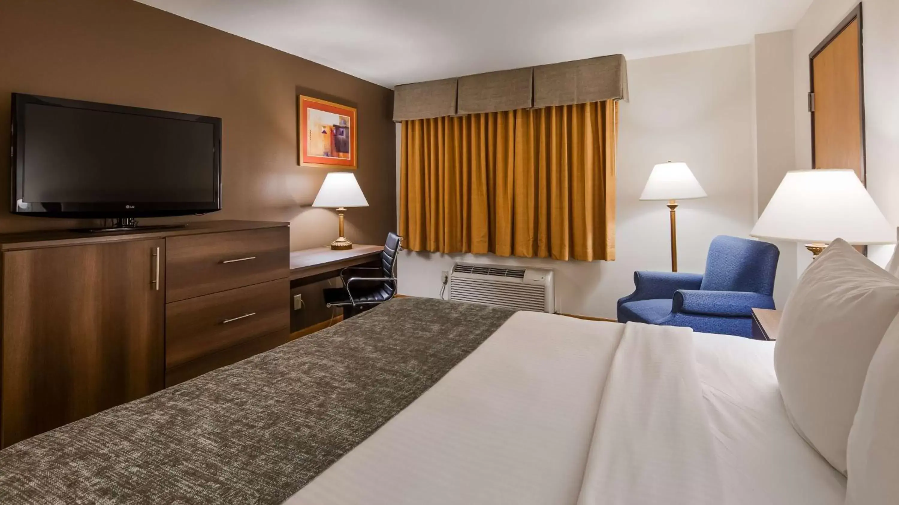 Photo of the whole room, Bed in Best Western West Towne Suites