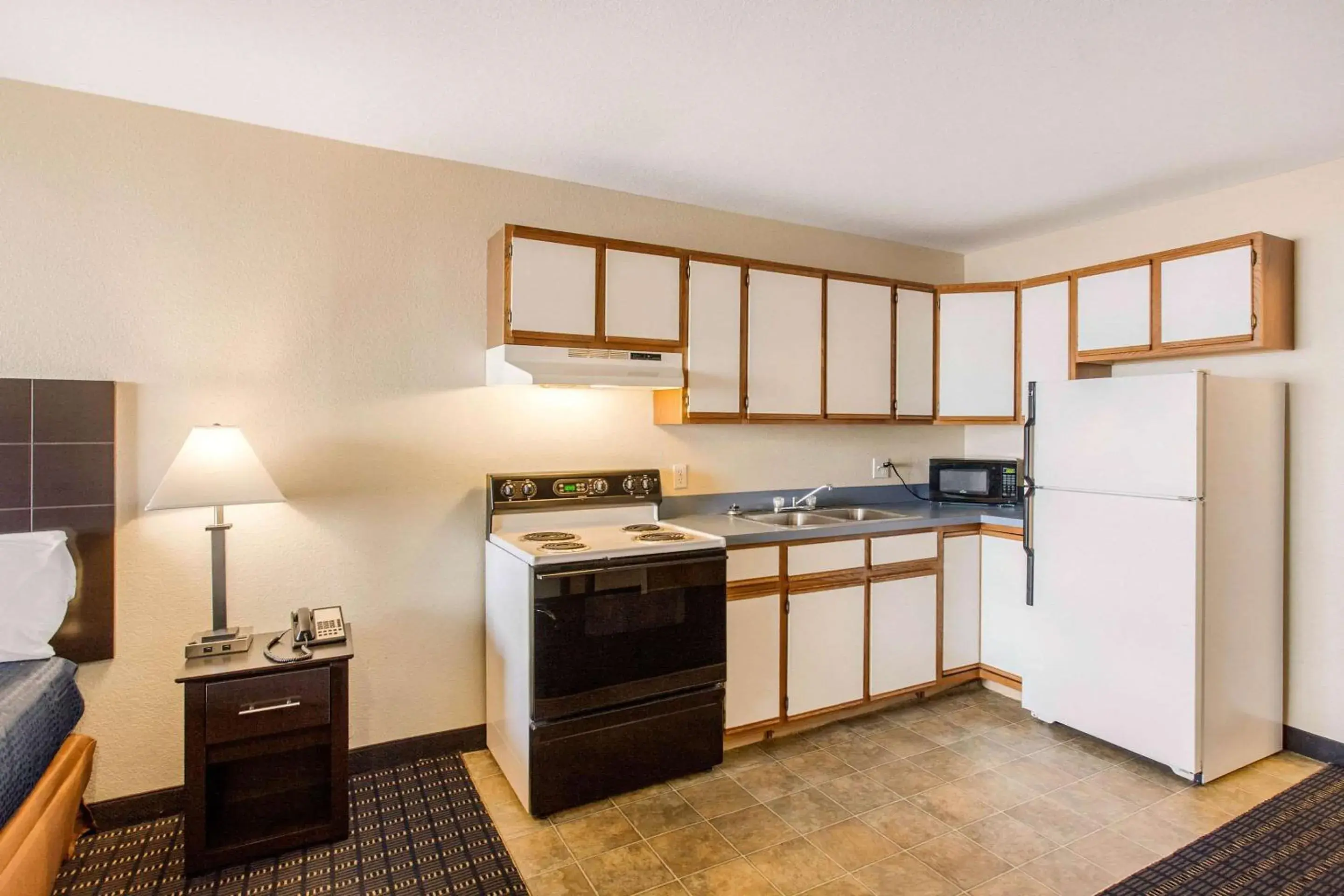 Photo of the whole room, Kitchen/Kitchenette in Rodeway Inn Coeur d'Alene