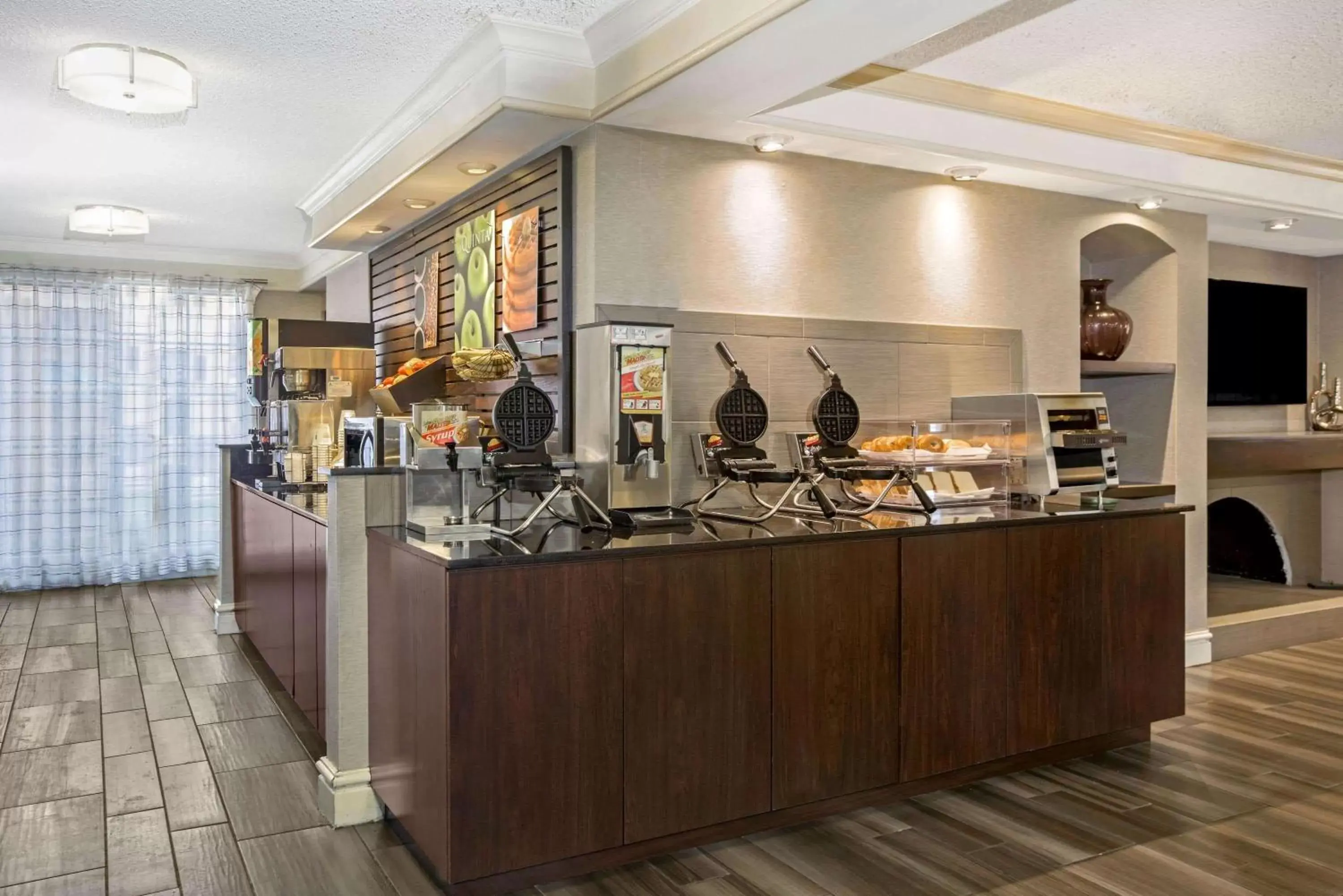 Restaurant/places to eat in La Quinta Inn by Wyndham Fresno Yosemite