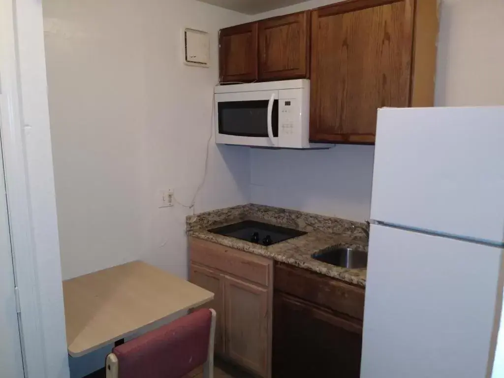 Kitchen or kitchenette, Kitchen/Kitchenette in Americas Best Value Inn Amarillo Airport/Grand Street