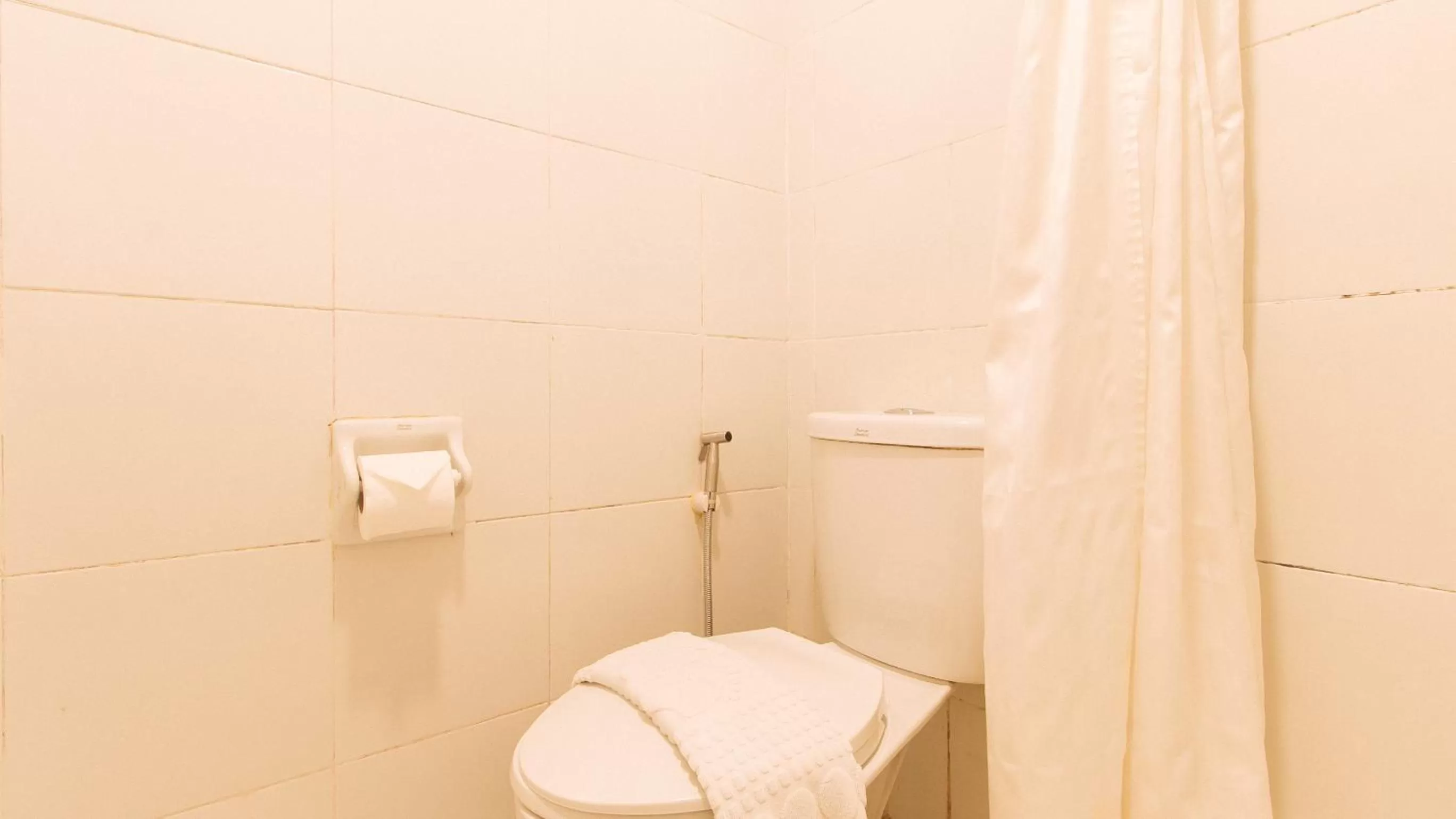 Toilet, Bathroom in RedDoorz Premium near Greenbelt Makati - Vaccinated Staff