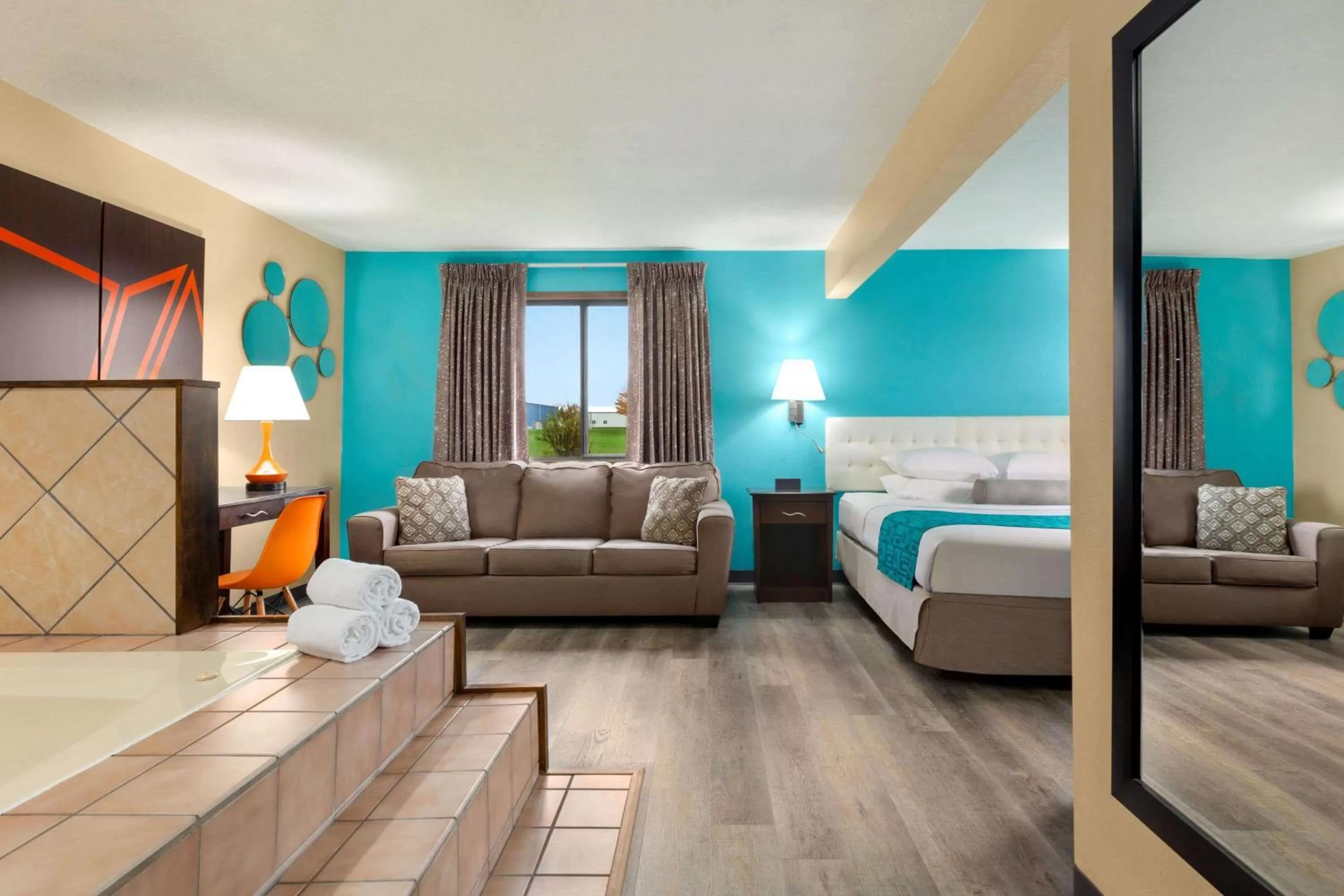 Photo of the whole room, Bed in Howard Johnson by Wyndham Waterloo/Cedar Falls