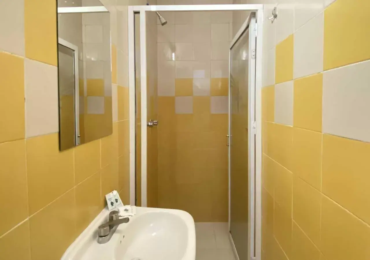 Bathroom in HOTEL GRAN VIA CENTRAL
