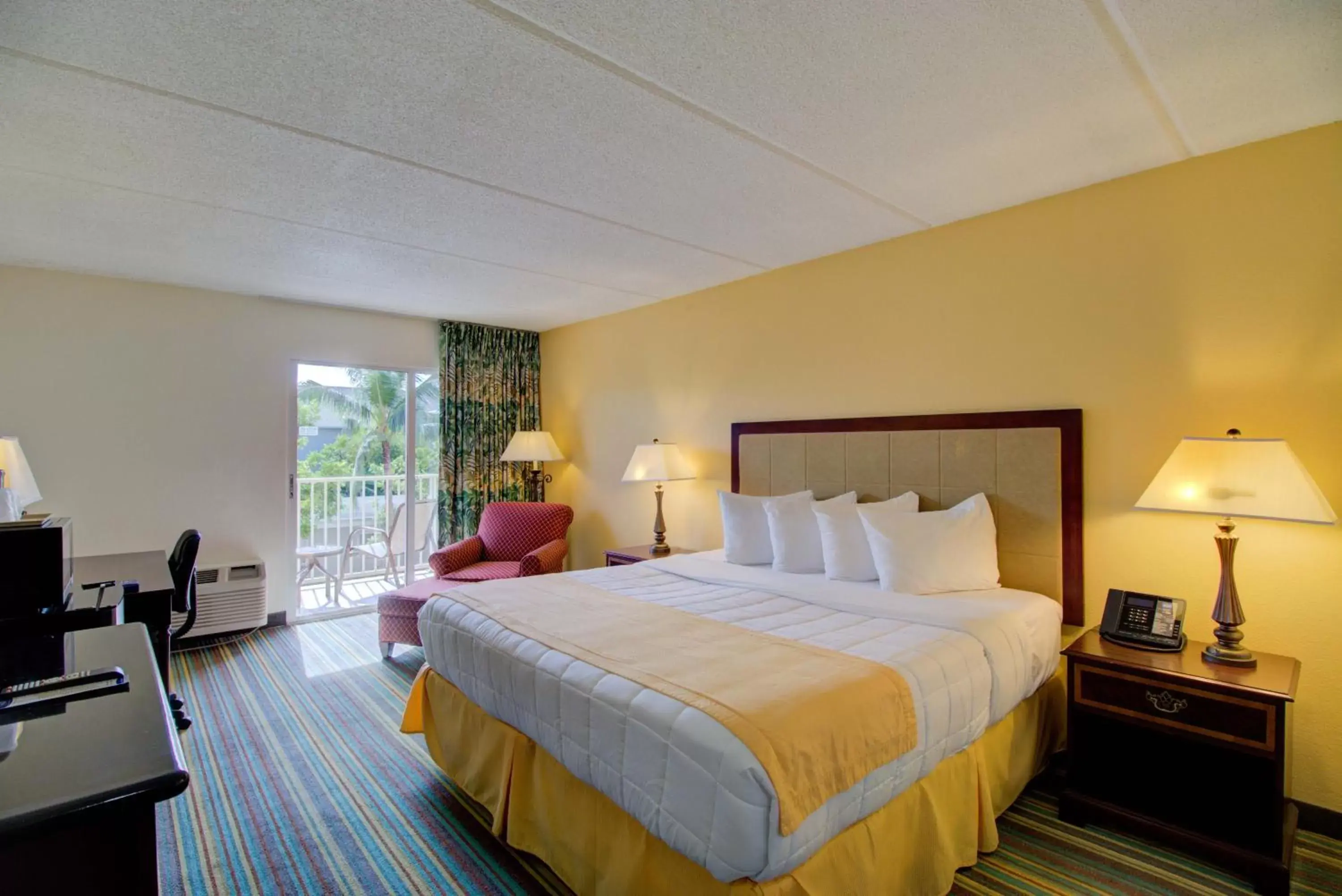 Bed in Hutchinson Island Plaza Hotel & Suites