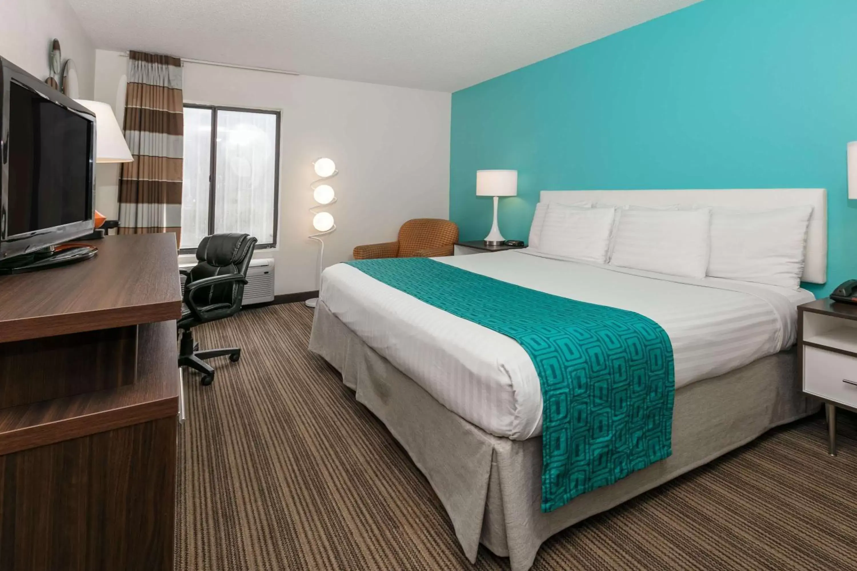 Photo of the whole room, Bed in Howard Johnson by Wyndham Scott Lafayette