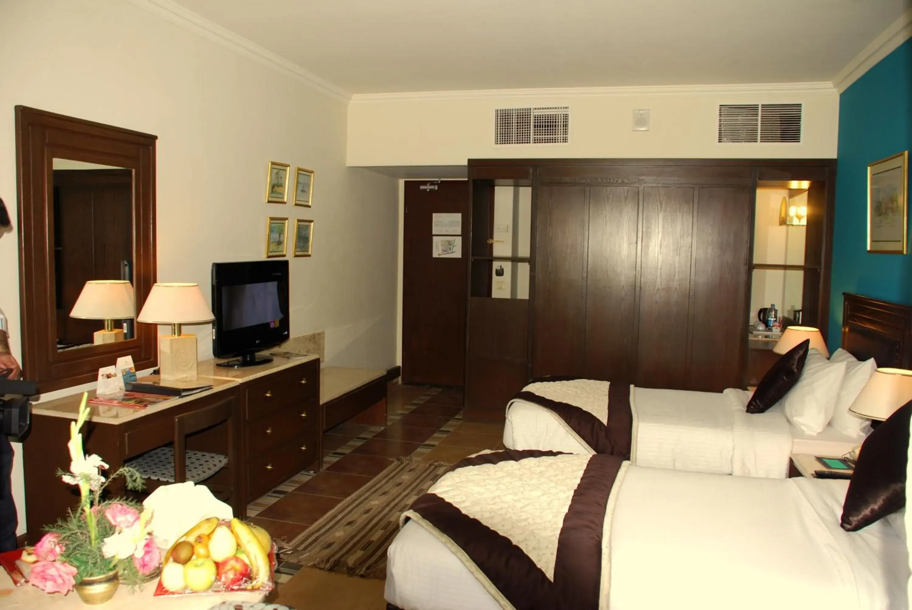 Bedroom, TV/Entertainment Center in Pyramids Park Resort Cairo