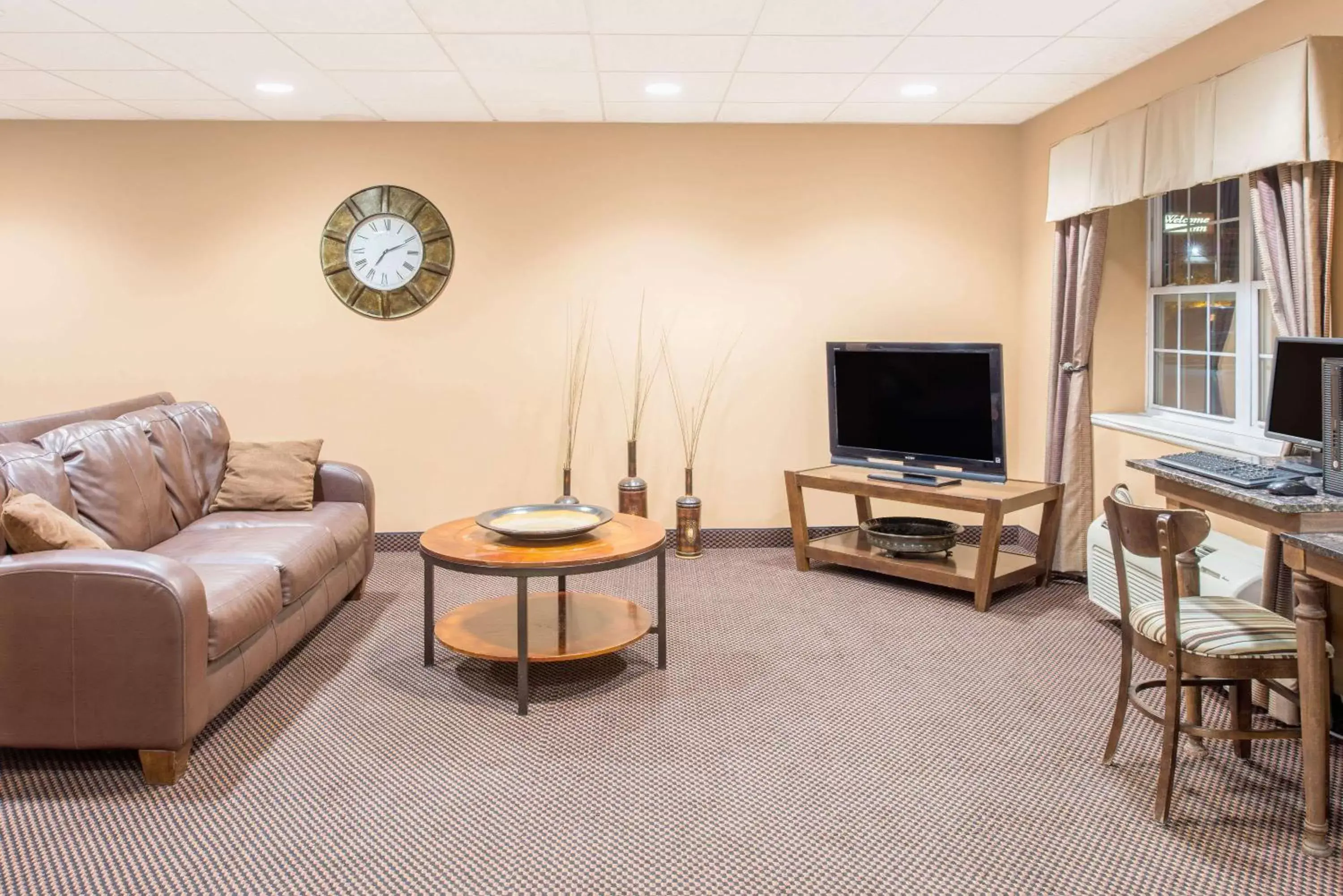 Lobby or reception, Seating Area in Microtel Inn & Suites Quincy by Wyndham