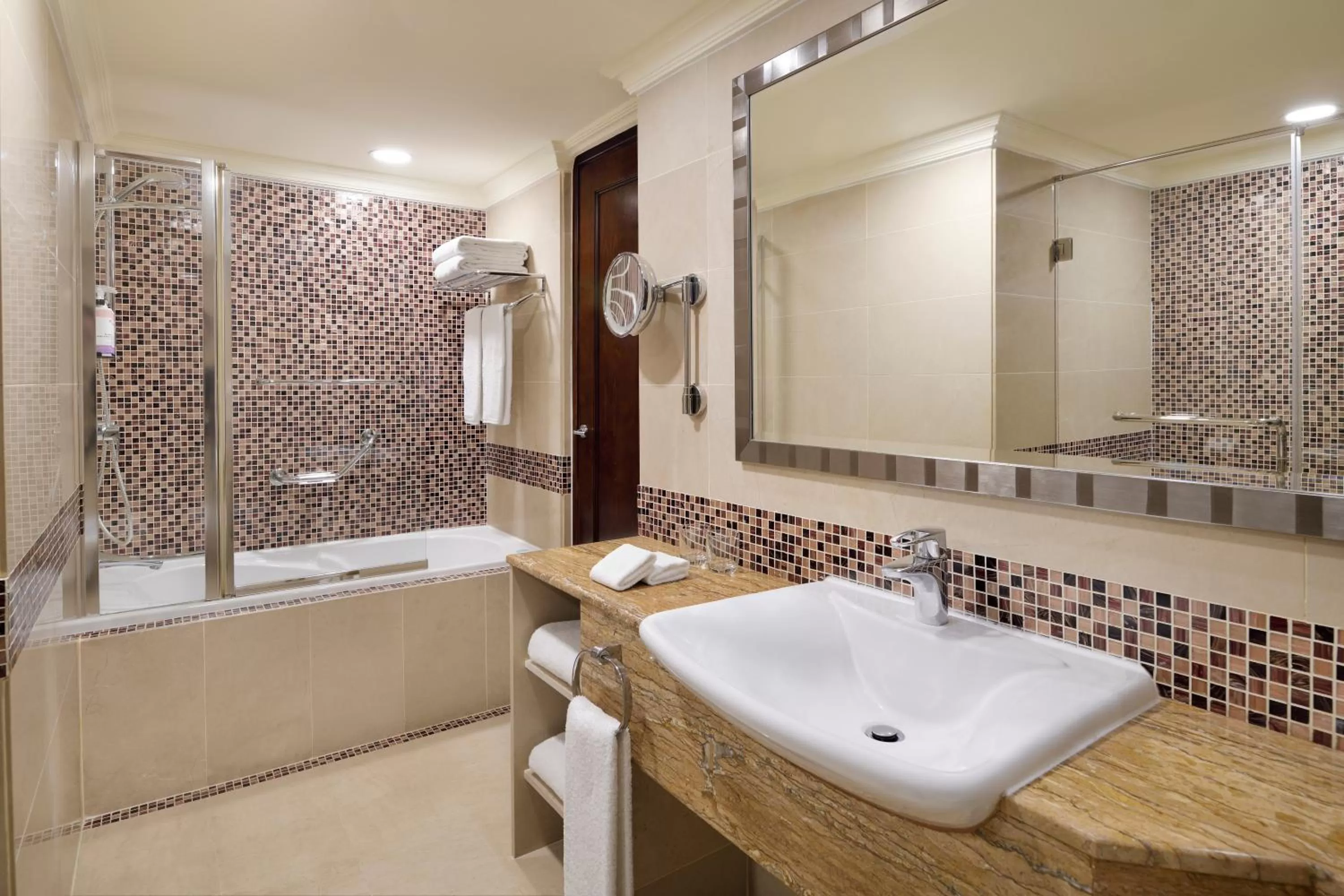 Bathroom in Mövenpick Hotel Karachi