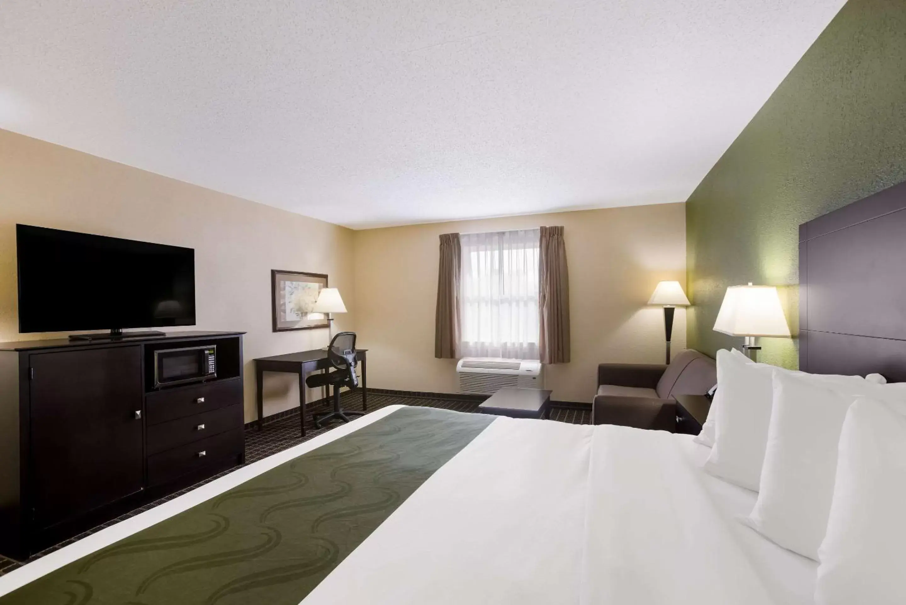 Bedroom, Bed in Quality Inn & Suites Big Rapids