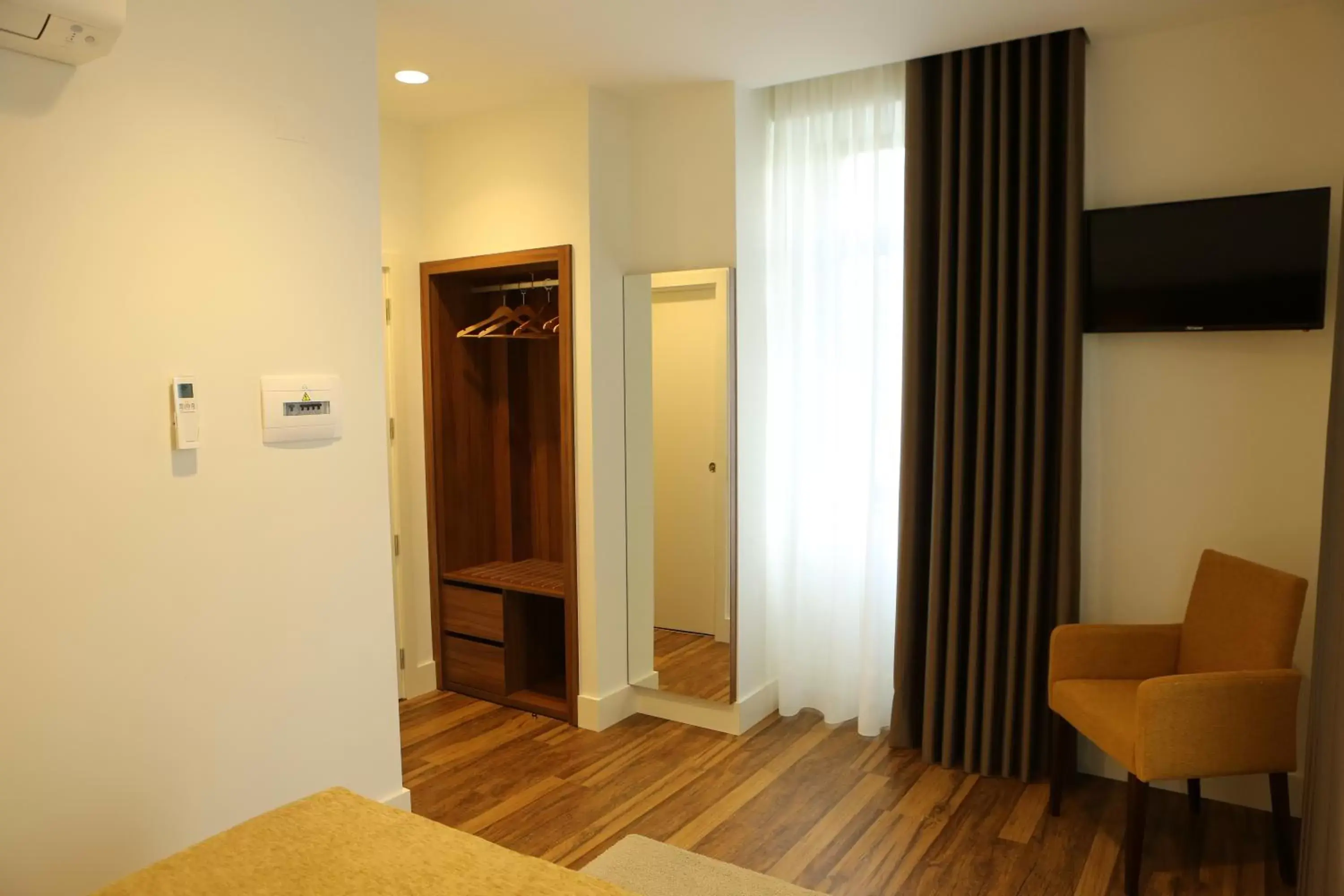 Bedroom, TV/Entertainment Center in Hotel Solar do Rebolo