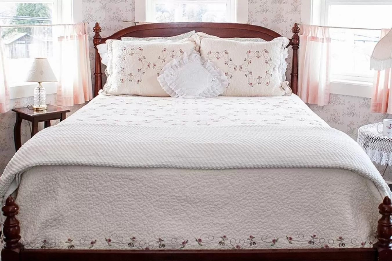 Bed in Anchorage Inn B&B