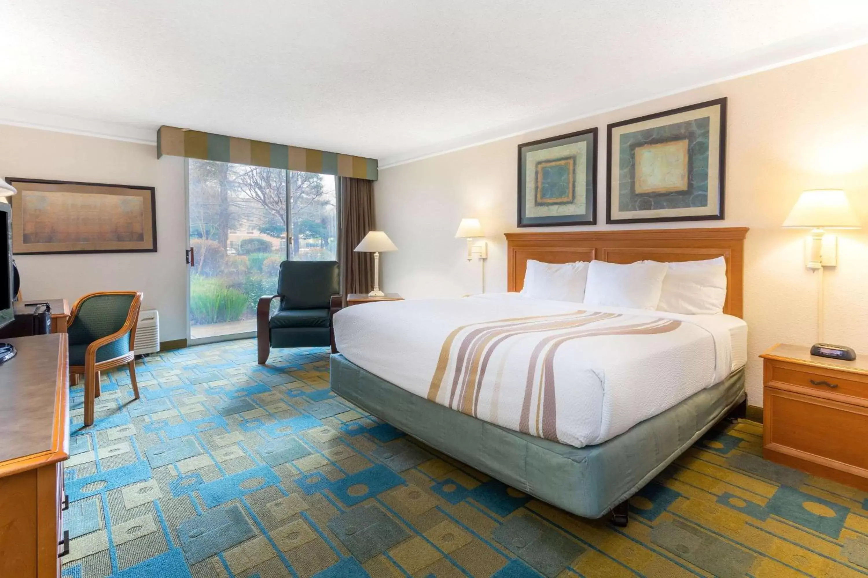 Photo of the whole room, Bed in La Quinta by Wyndham Redding Photo of the whole room, Bed in La Quinta by Wyndham Redding