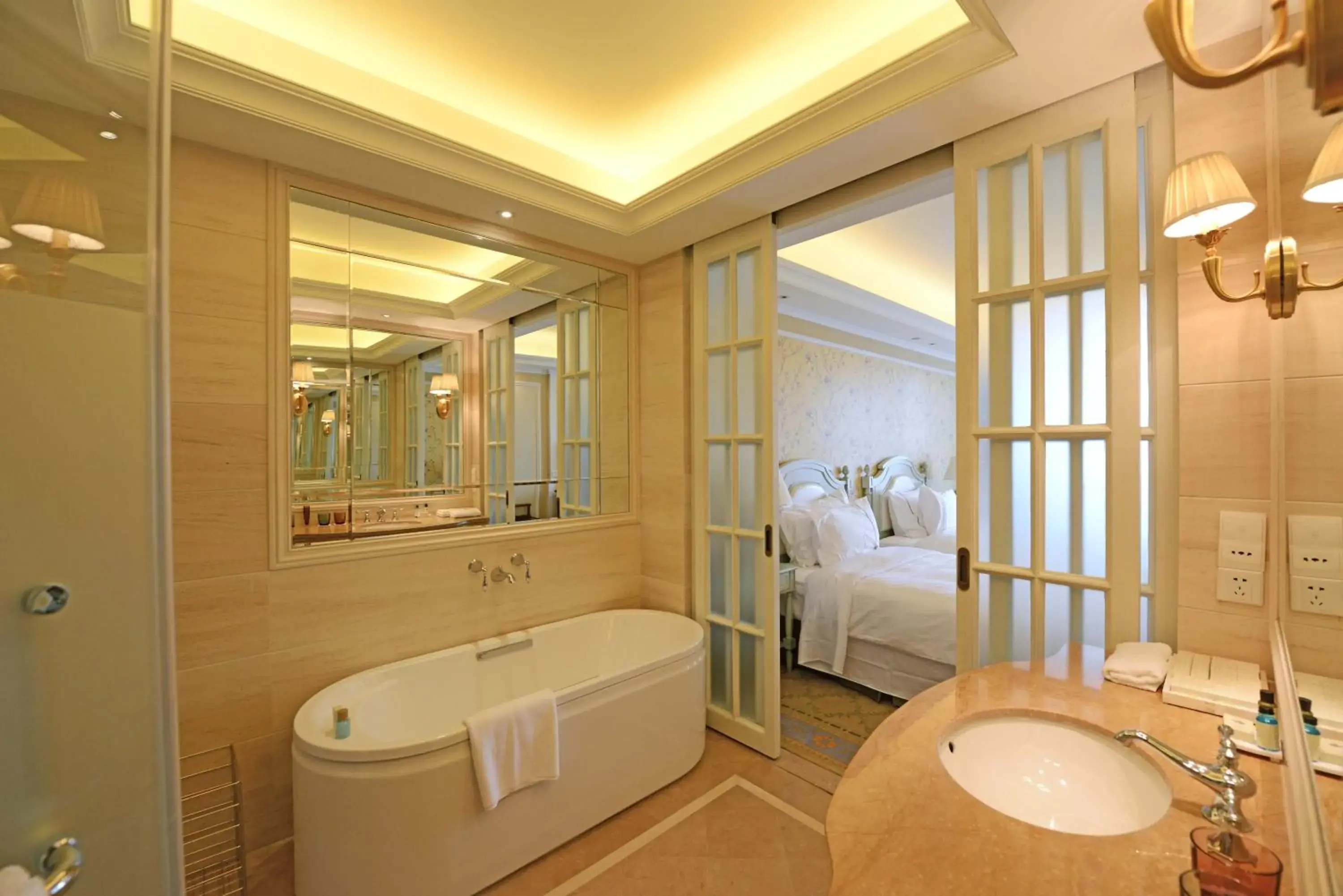 Photo of the whole room, Bathroom in Orient-Anyi international Hotel