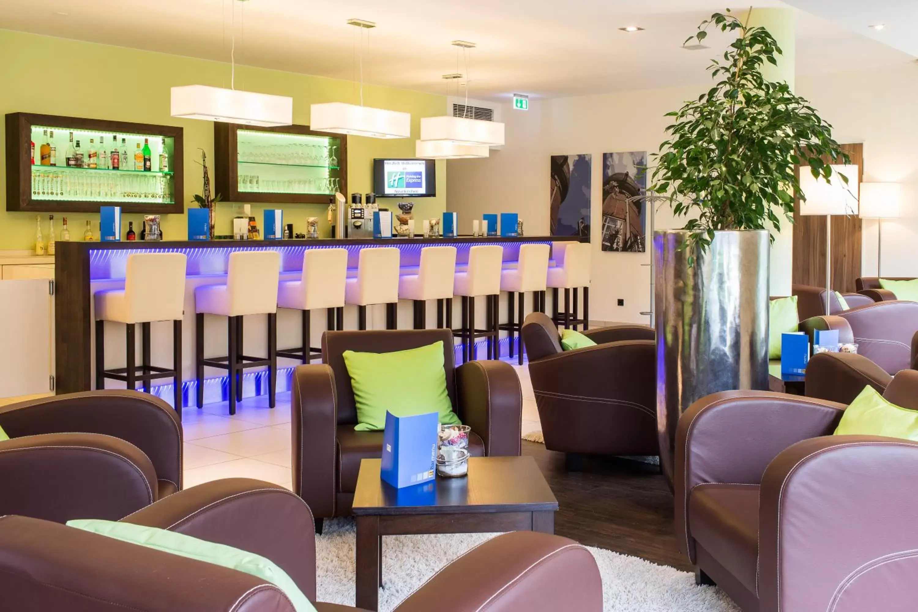 Lounge or bar in Holiday Inn Express Neunkirchen, an IHG Hotel
