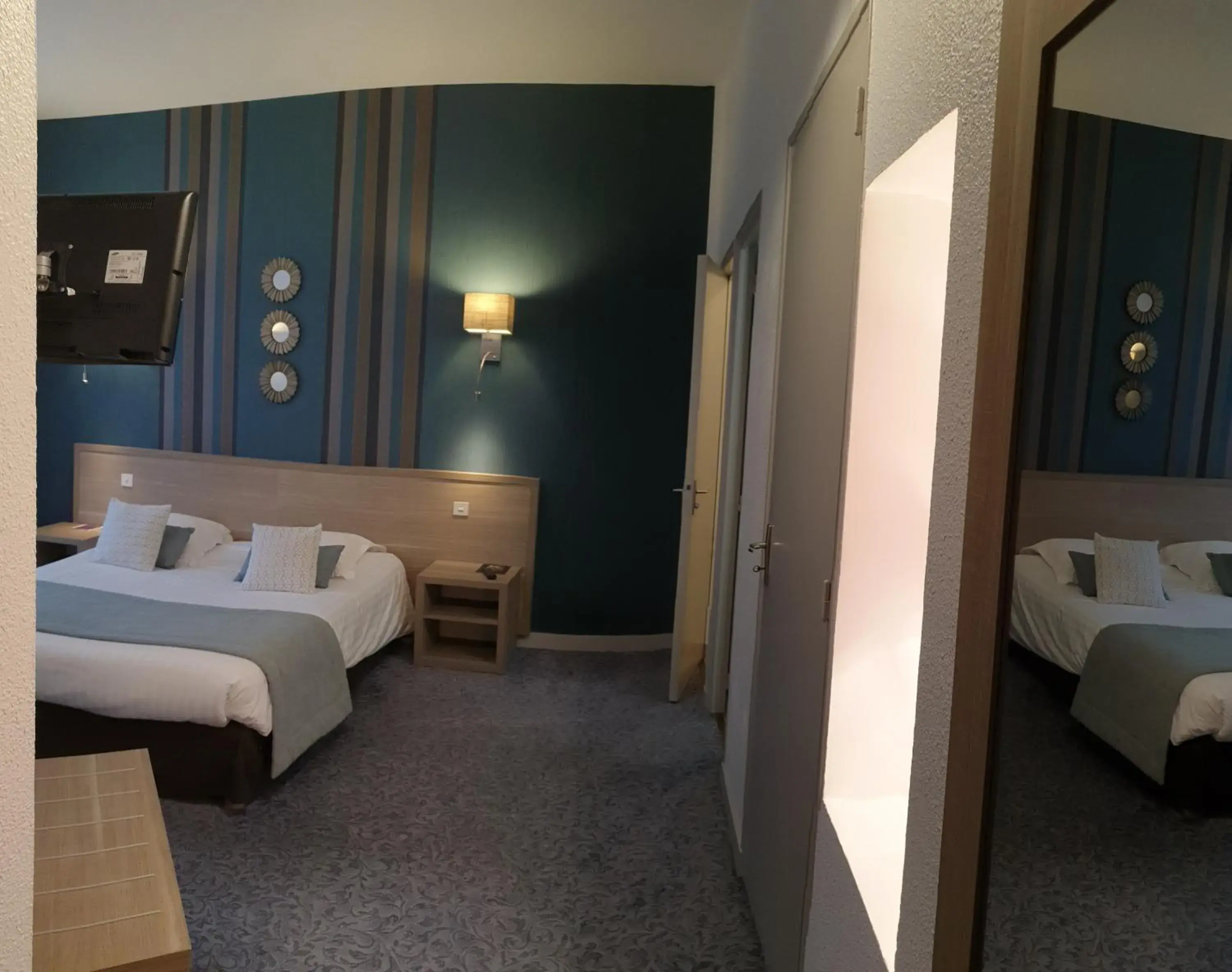 Photo of the whole room, Bed in Hôtel Le Rohan