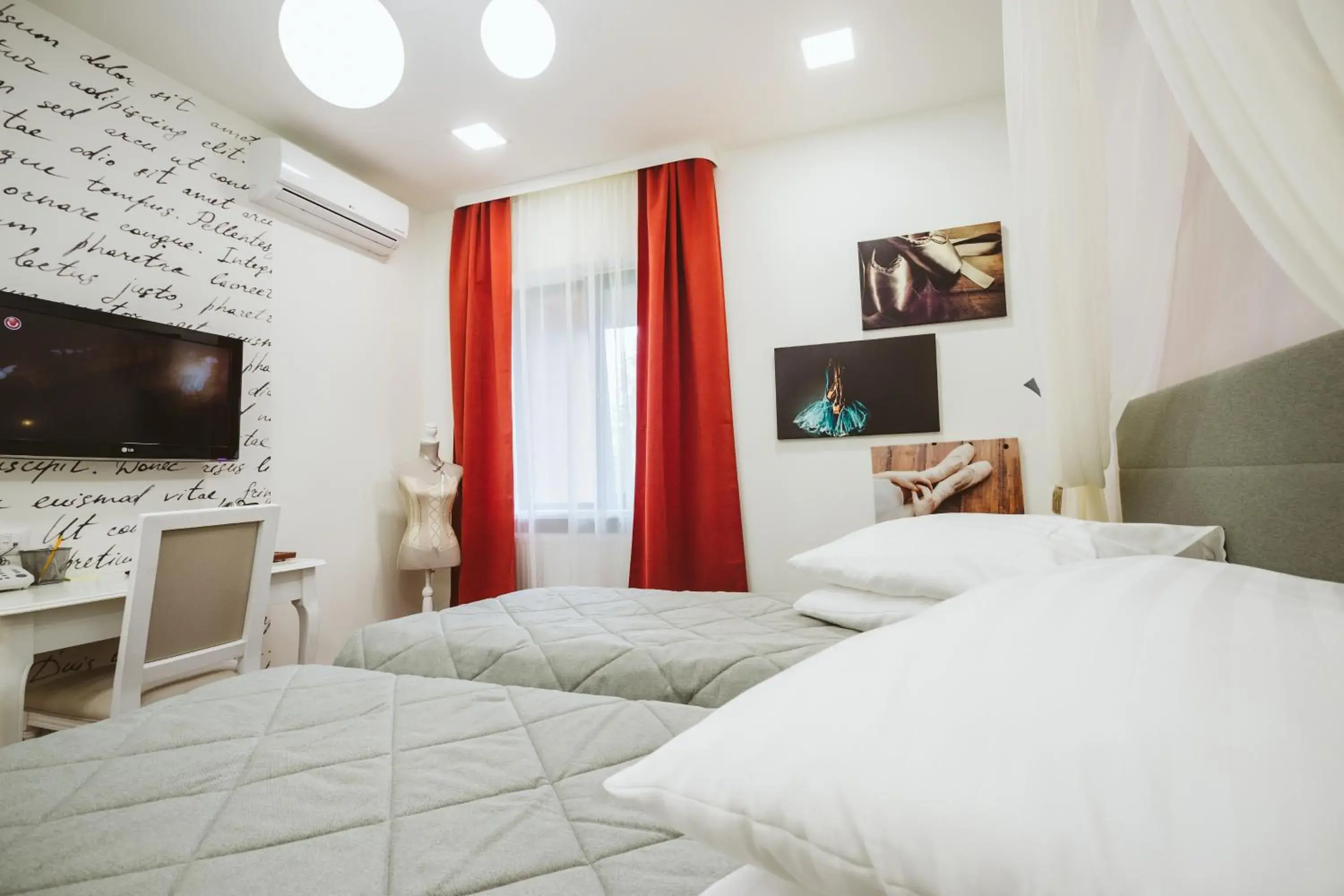 Photo of the whole room in Lol et Lola Hotel Photo of the whole room in Lol et Lola Hotel