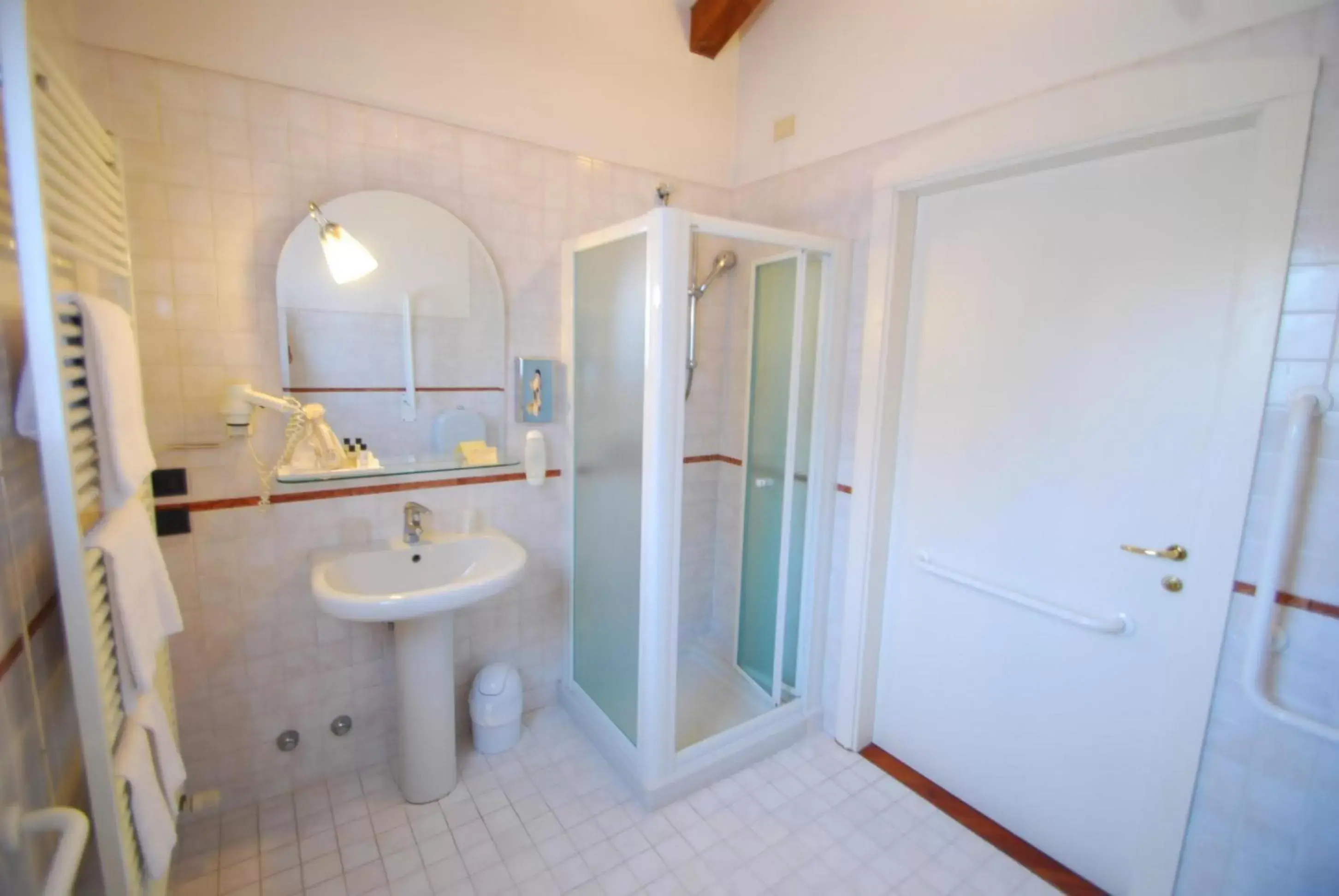 Shower, Bathroom in Alla Rocca Hotel Conference & Restaurant