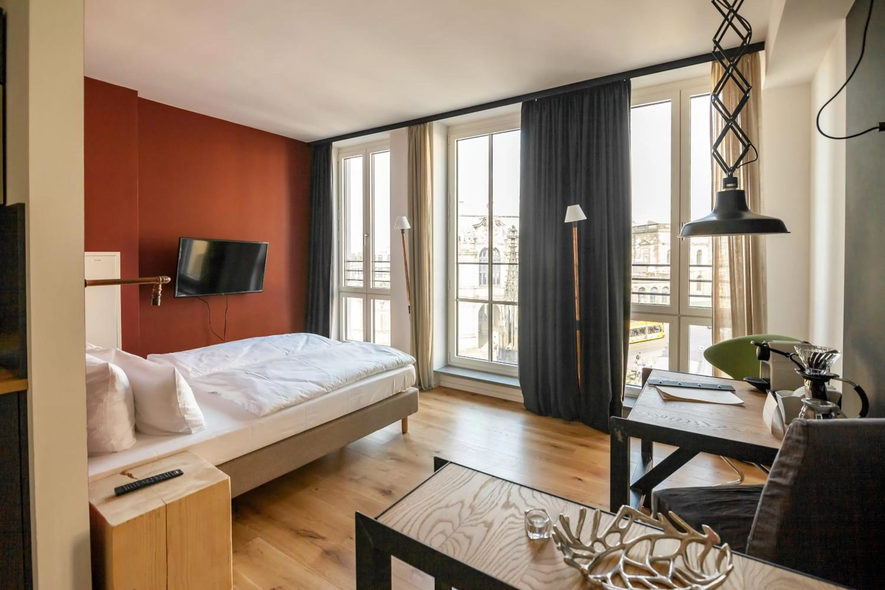 Photo of the whole room, Bed in Felix Suiten am Zwinger