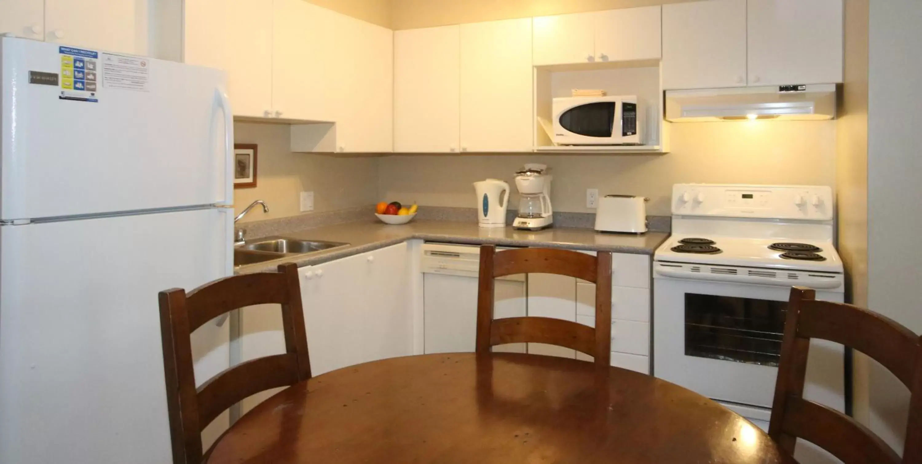 Kitchen or kitchenette, Kitchen/Kitchenette in Times Square Suites Hotel