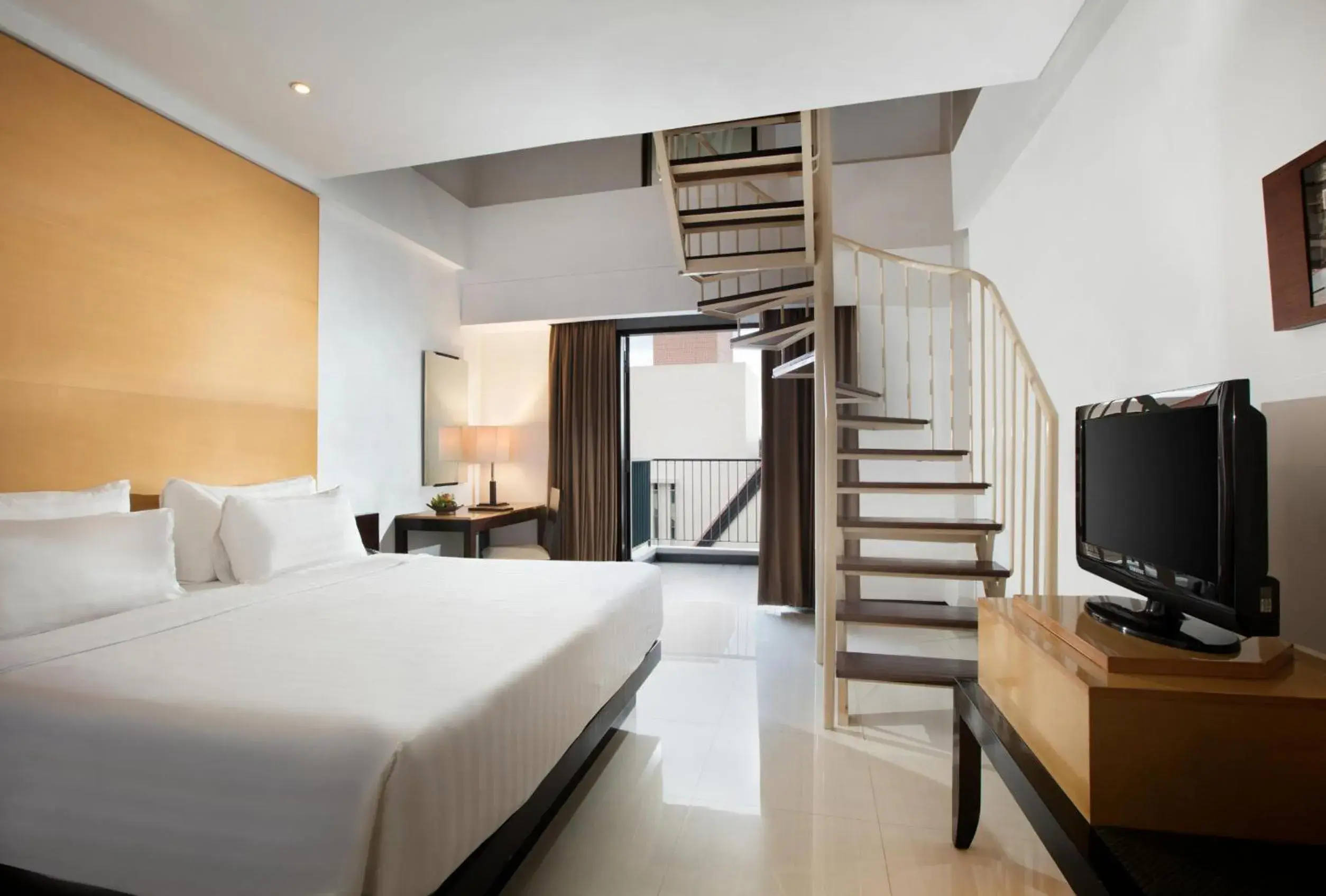 Bedroom, TV/Entertainment Center in Hotel Santika Premiere Malang