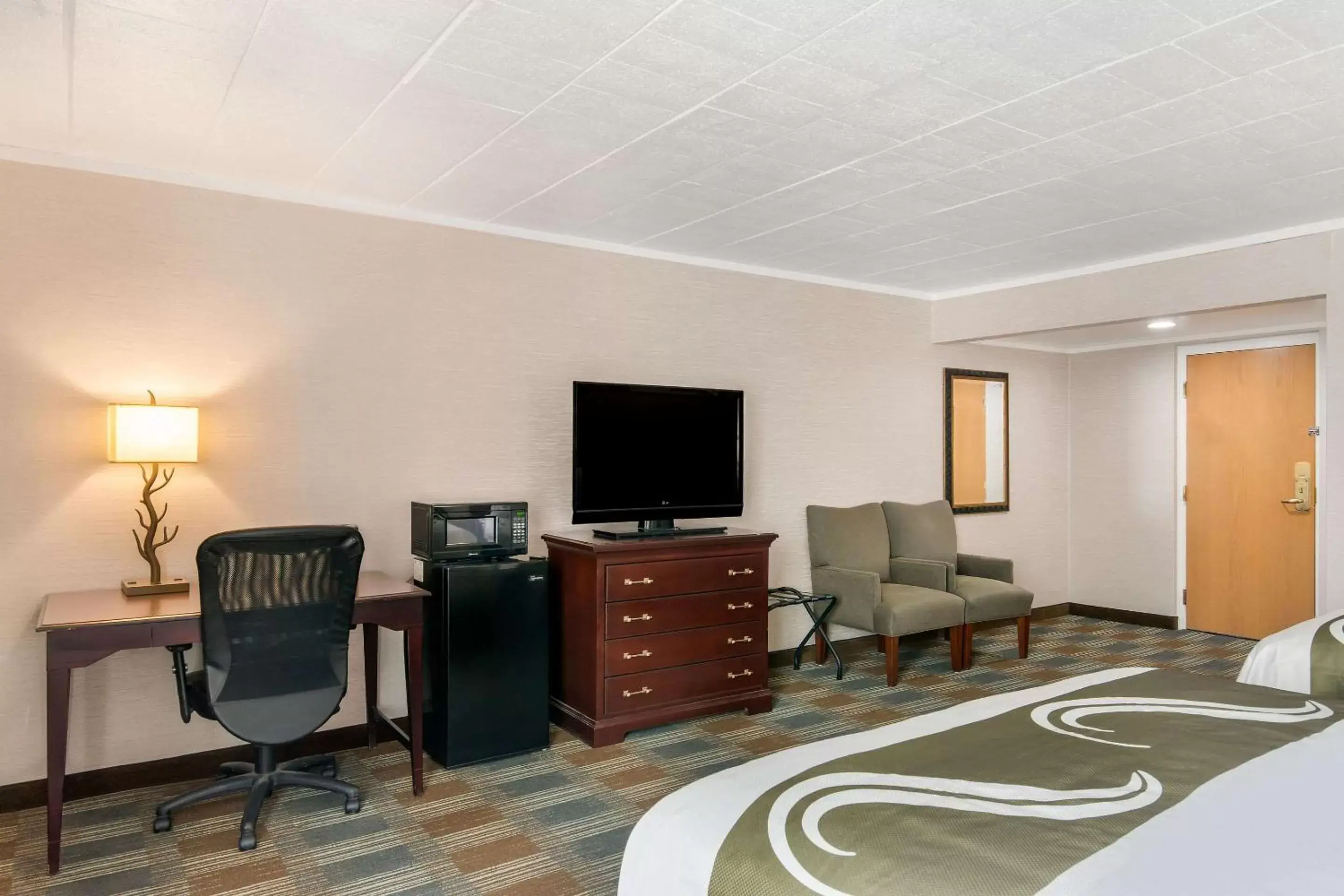 Photo of the whole room, TV/Entertainment Center in Quality Inn Bath