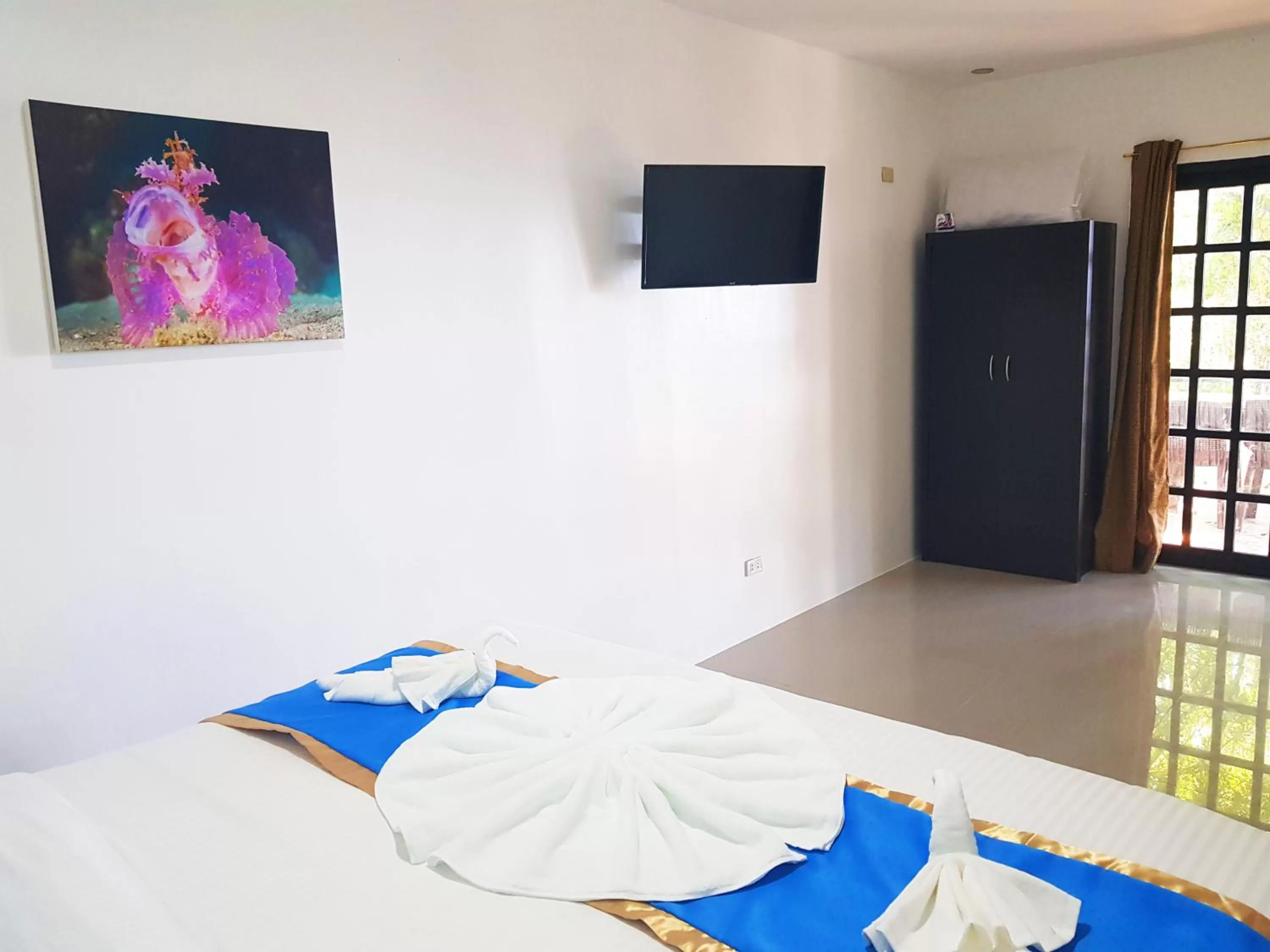 Bed in Blue Ribbon Dive Resort