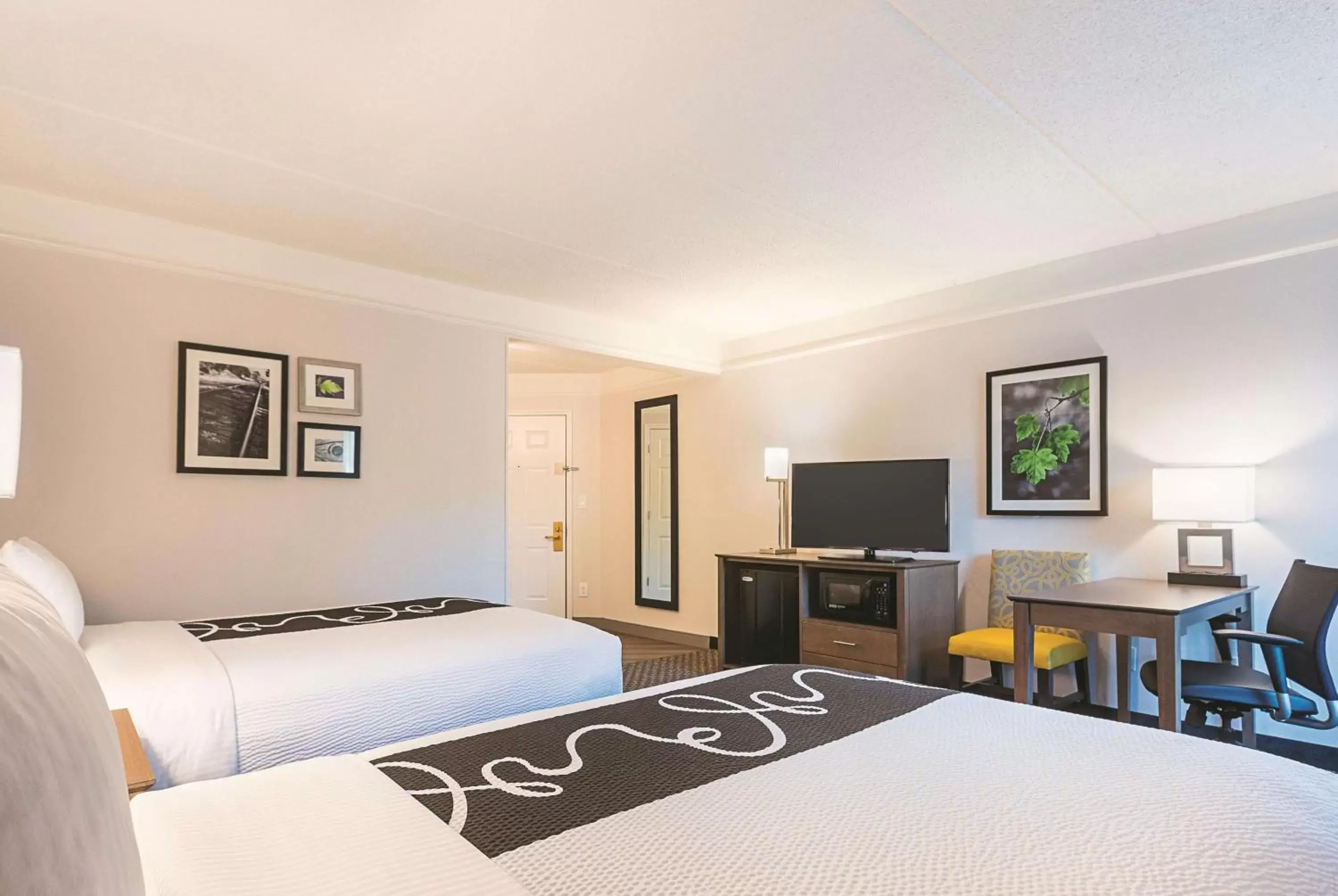 Photo of the whole room, Bed in La Quinta by Wyndham Atlanta Alpharetta