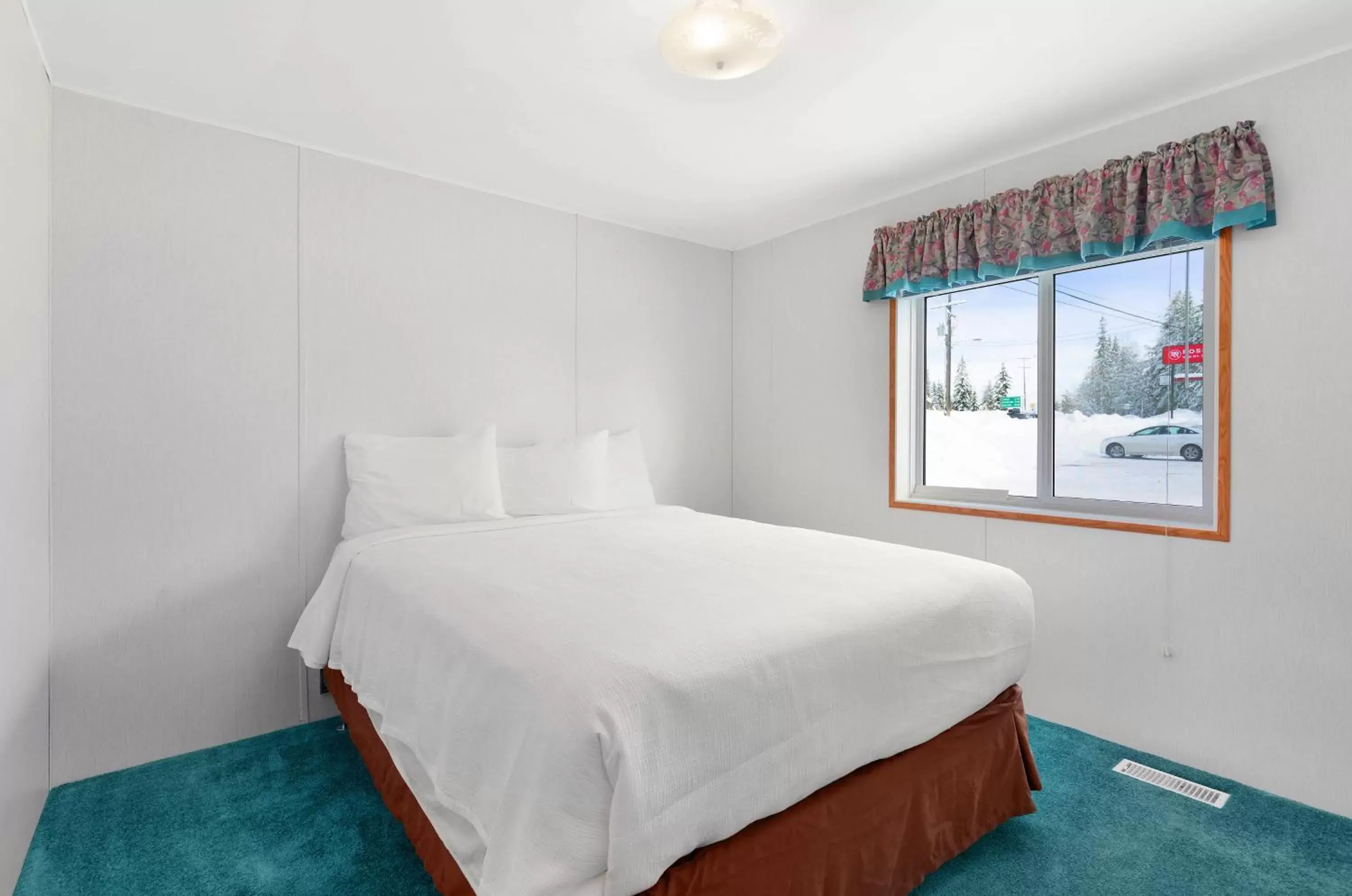 Bedroom, Bed in SureStay Hotel by Best Western Rossland Red Mountain