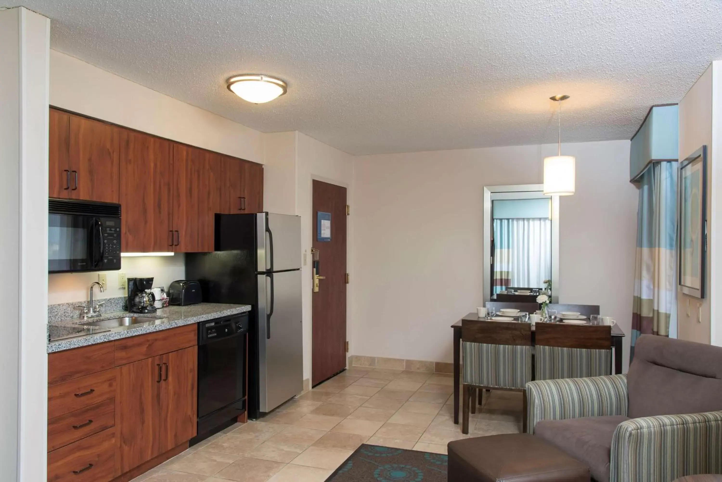 Bed, Kitchen/Kitchenette in Hampton Inn & Suites Kokomo