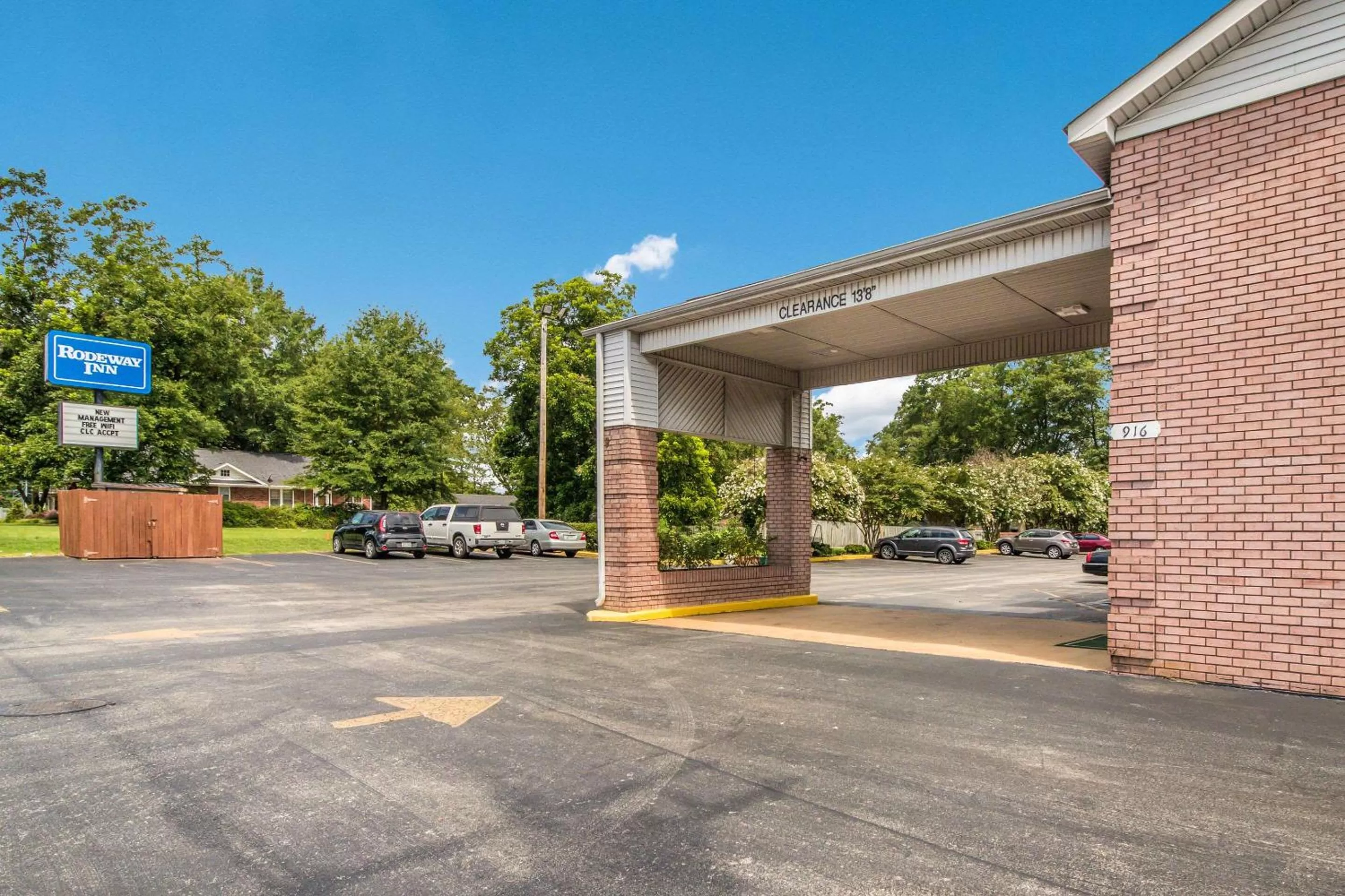 Property building in Rodeway Inn Bolivar