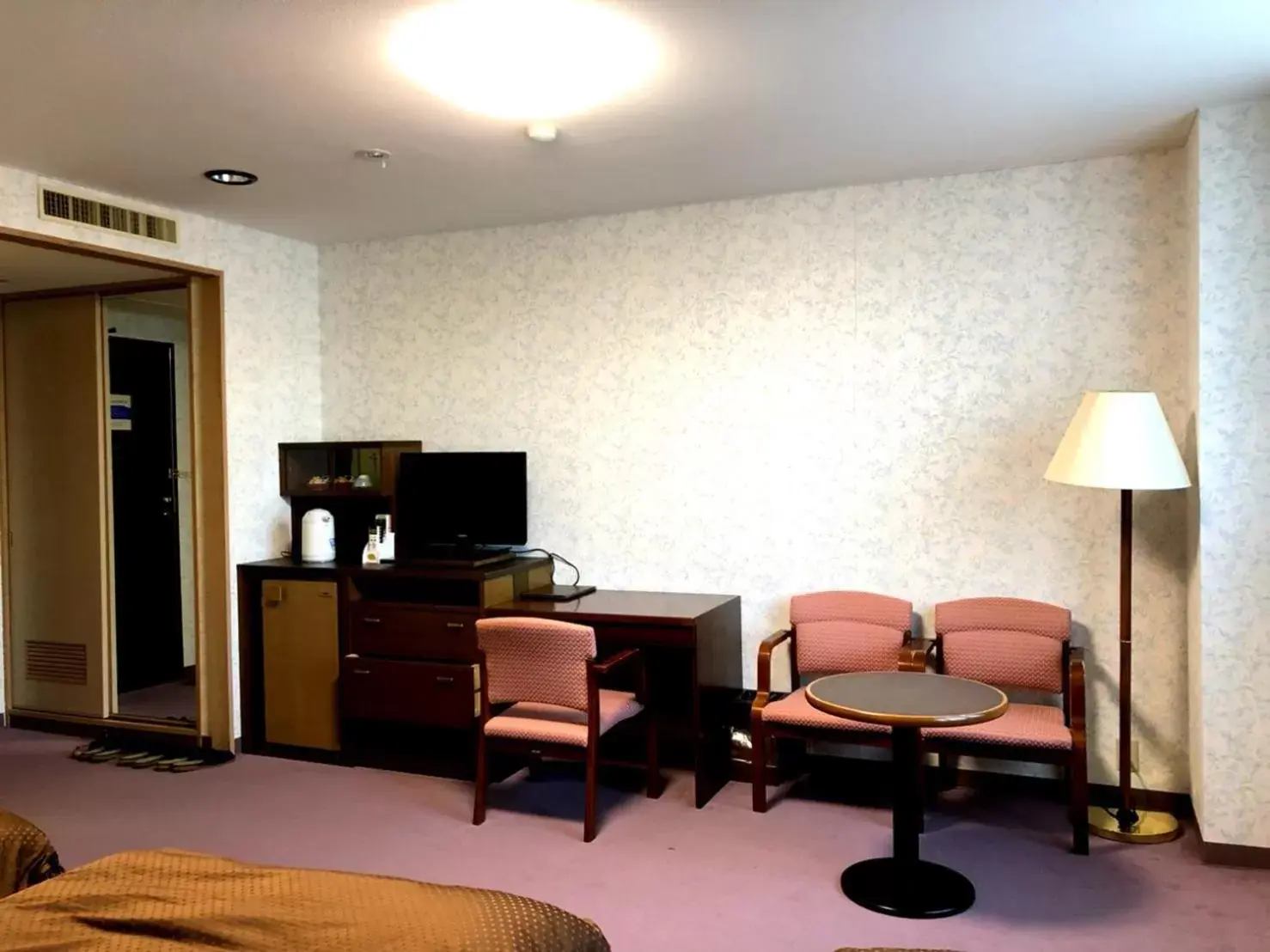 Photo of the whole room, Seating Area in Hotel Oak Forest