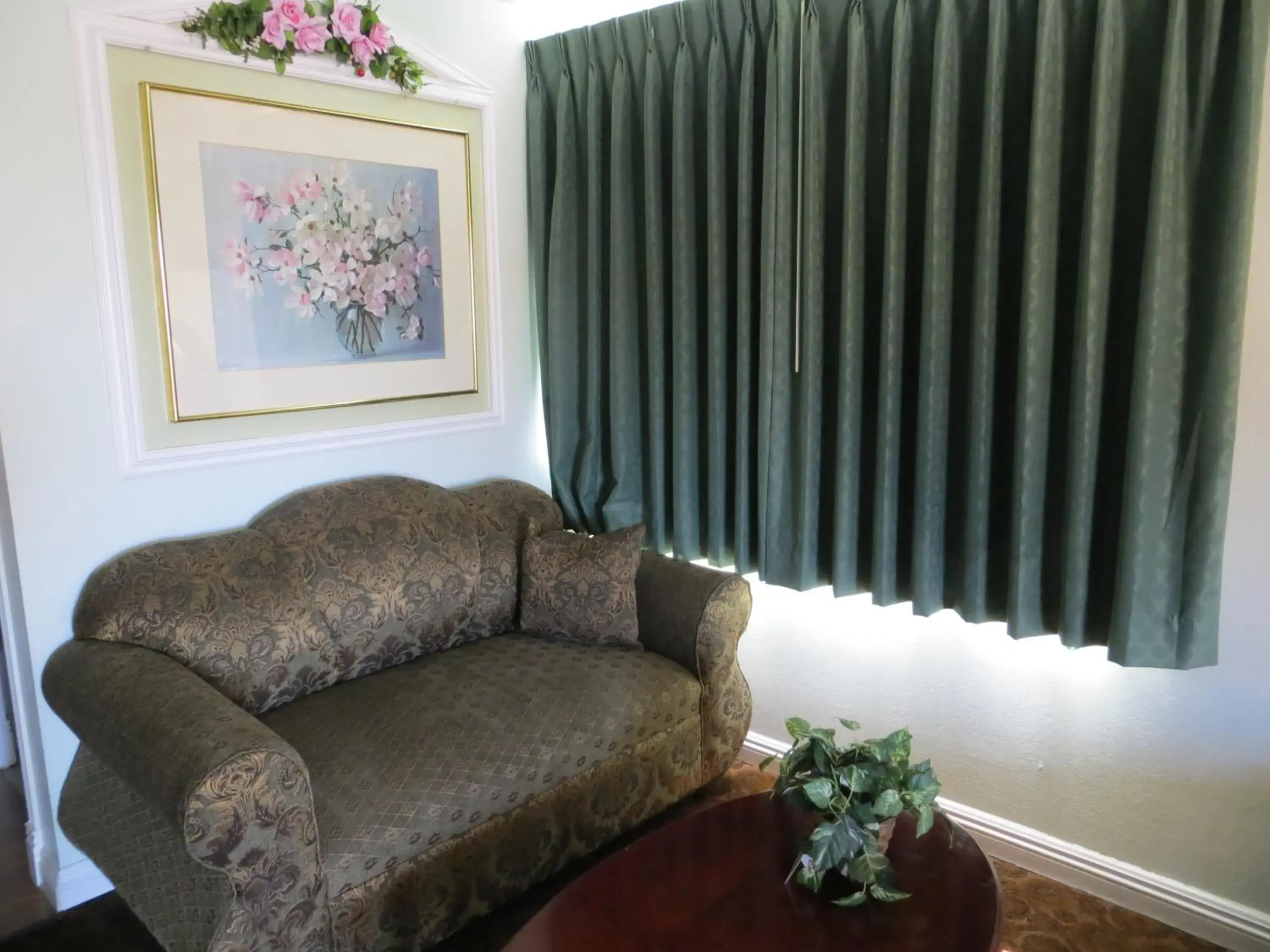 Seating Area in Azusa Inn