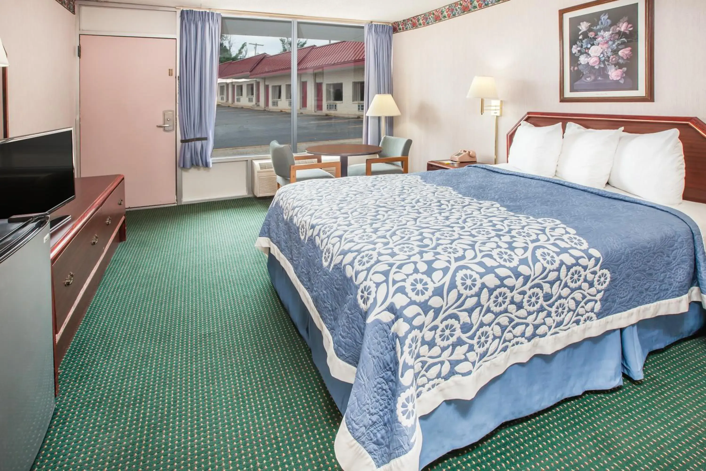 Bed in Days Inn by Wyndham Mountain View