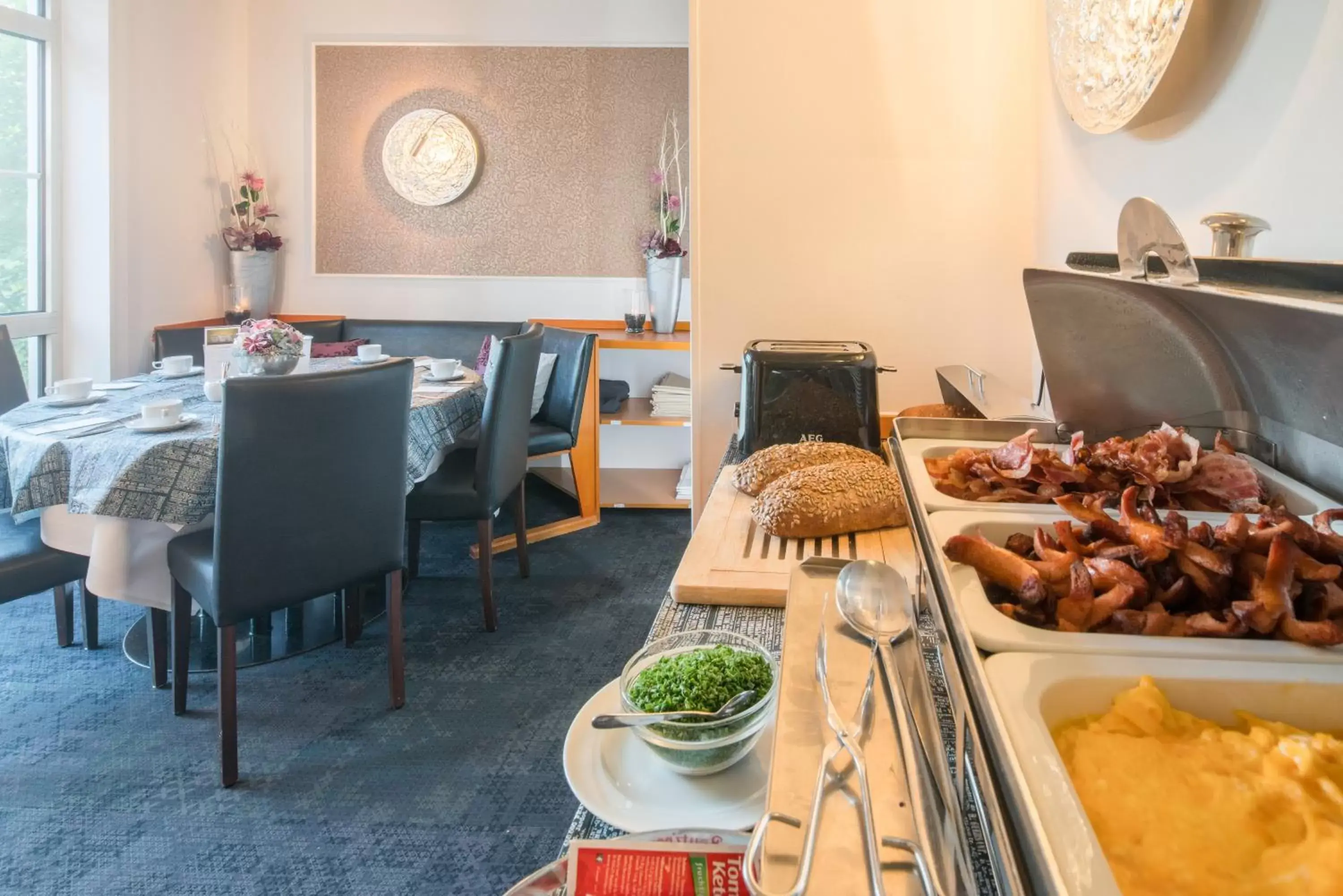 Buffet breakfast, Restaurant/Places to Eat in Best Western Hotel Windorf