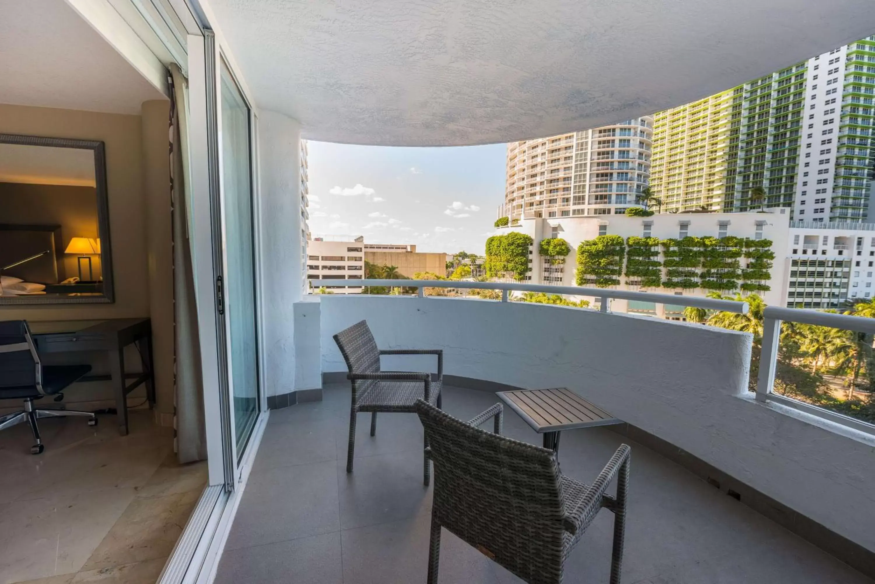 Bed, Balcony/Terrace in DoubleTree by Hilton Grand Hotel Biscayne Bay