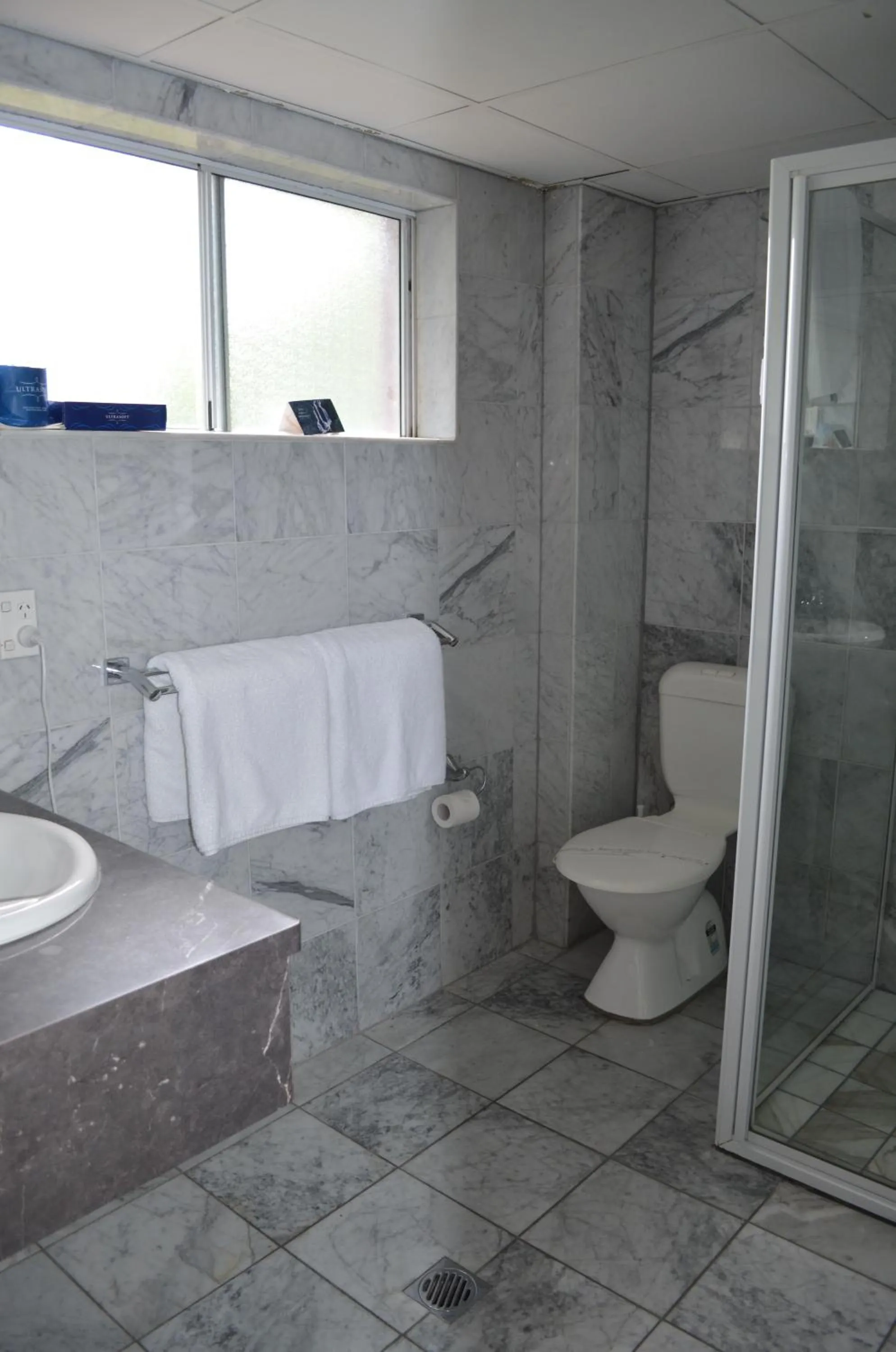 Bathroom in Bathurst Motor Inn