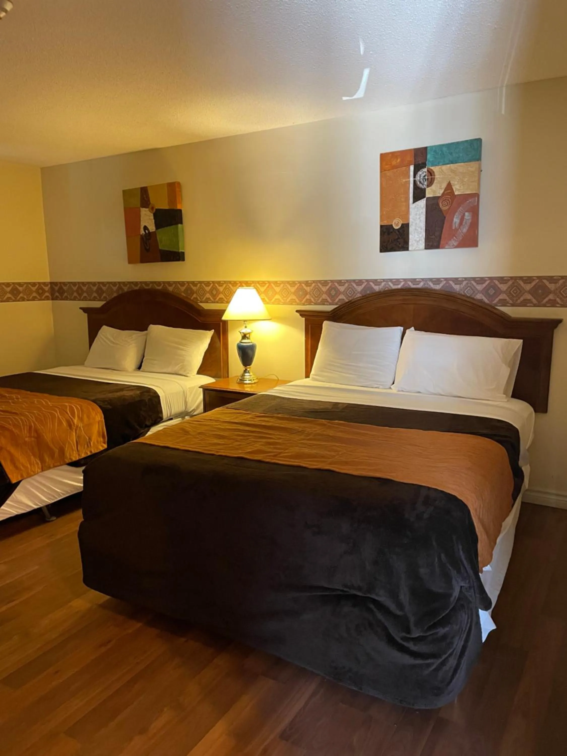 Bed in Scottish Inn Near the Falls and Casino