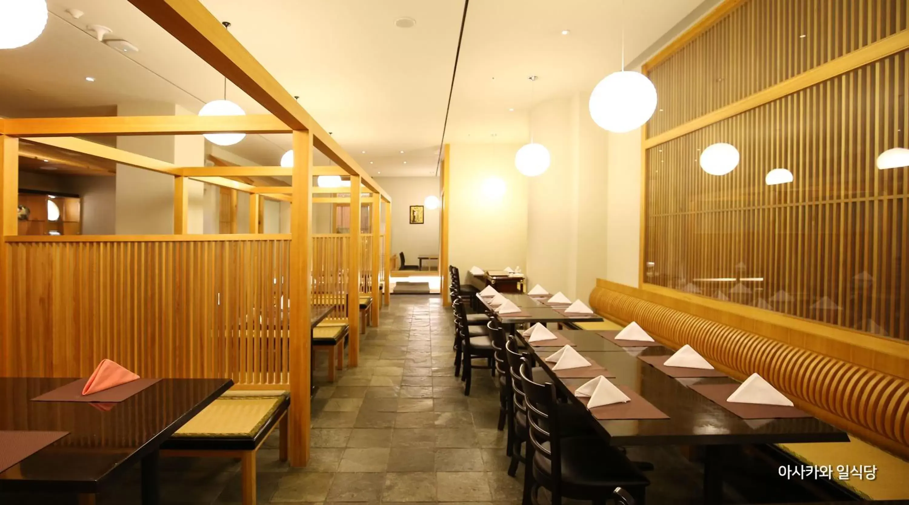 Restaurant/Places to Eat in Commodore Hotel Gyeongju