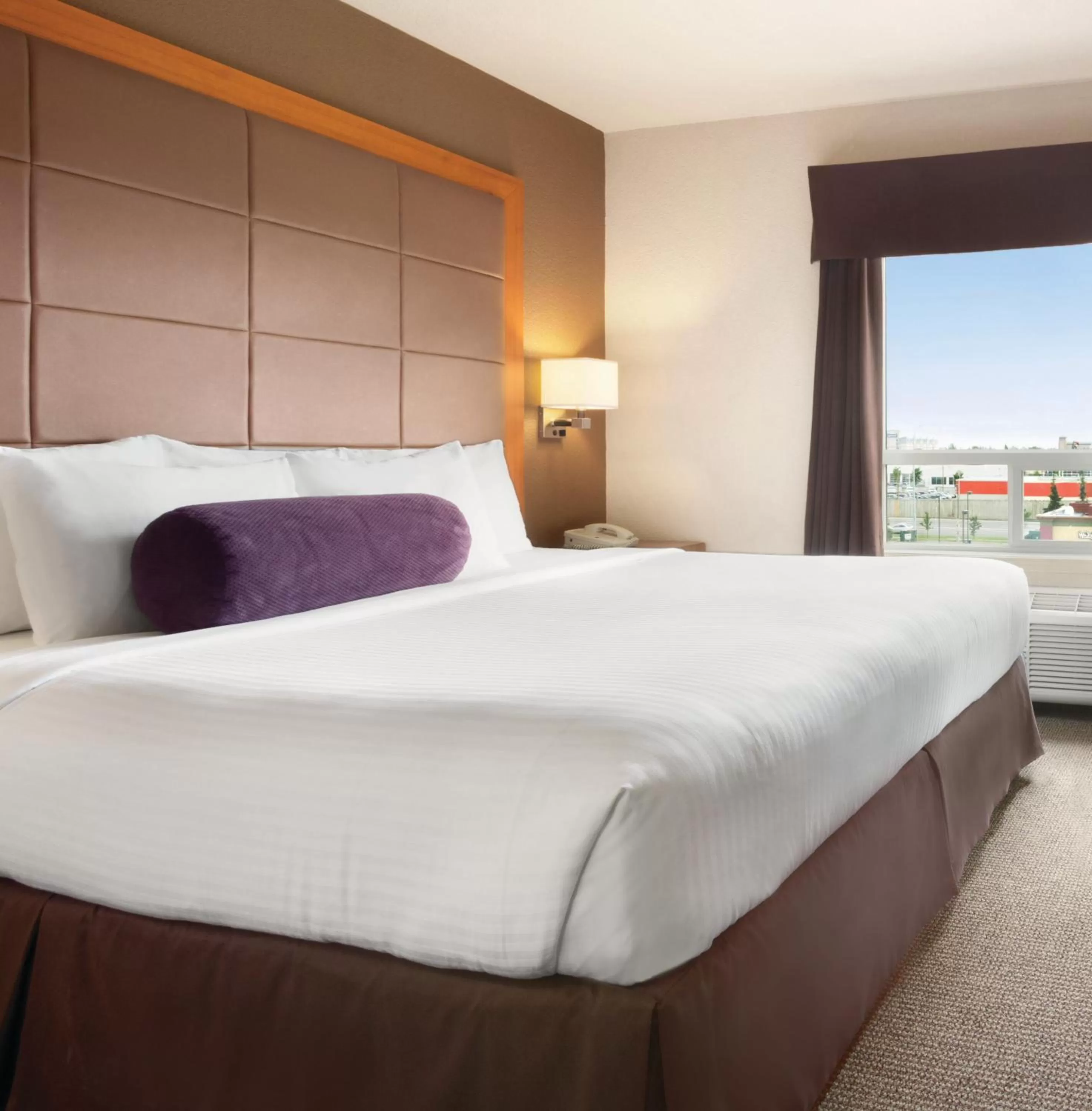 Bedroom, Bed in Days Inn by Wyndham Calgary Airport