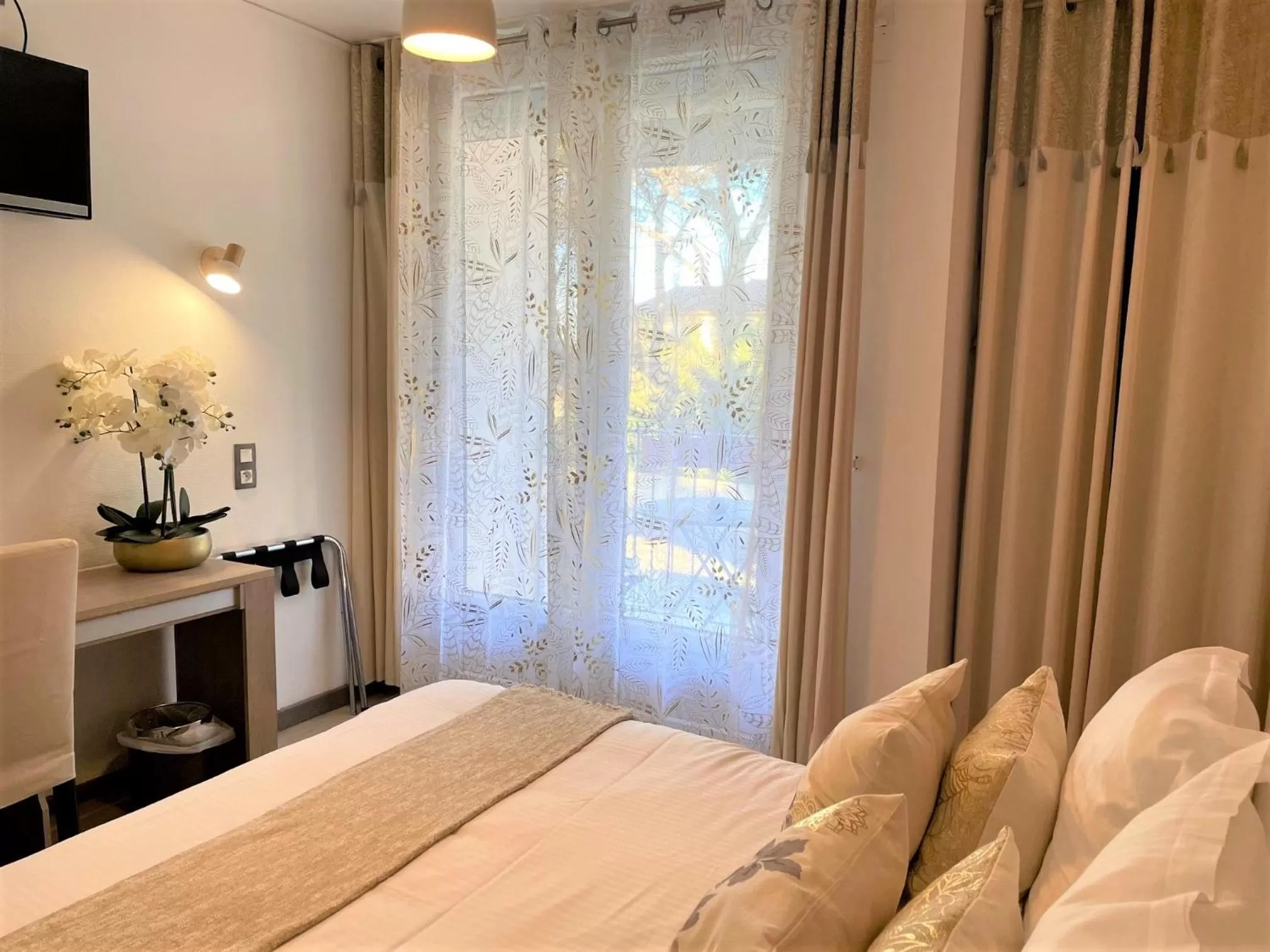 Bed in Hôtel Le Méditerranée