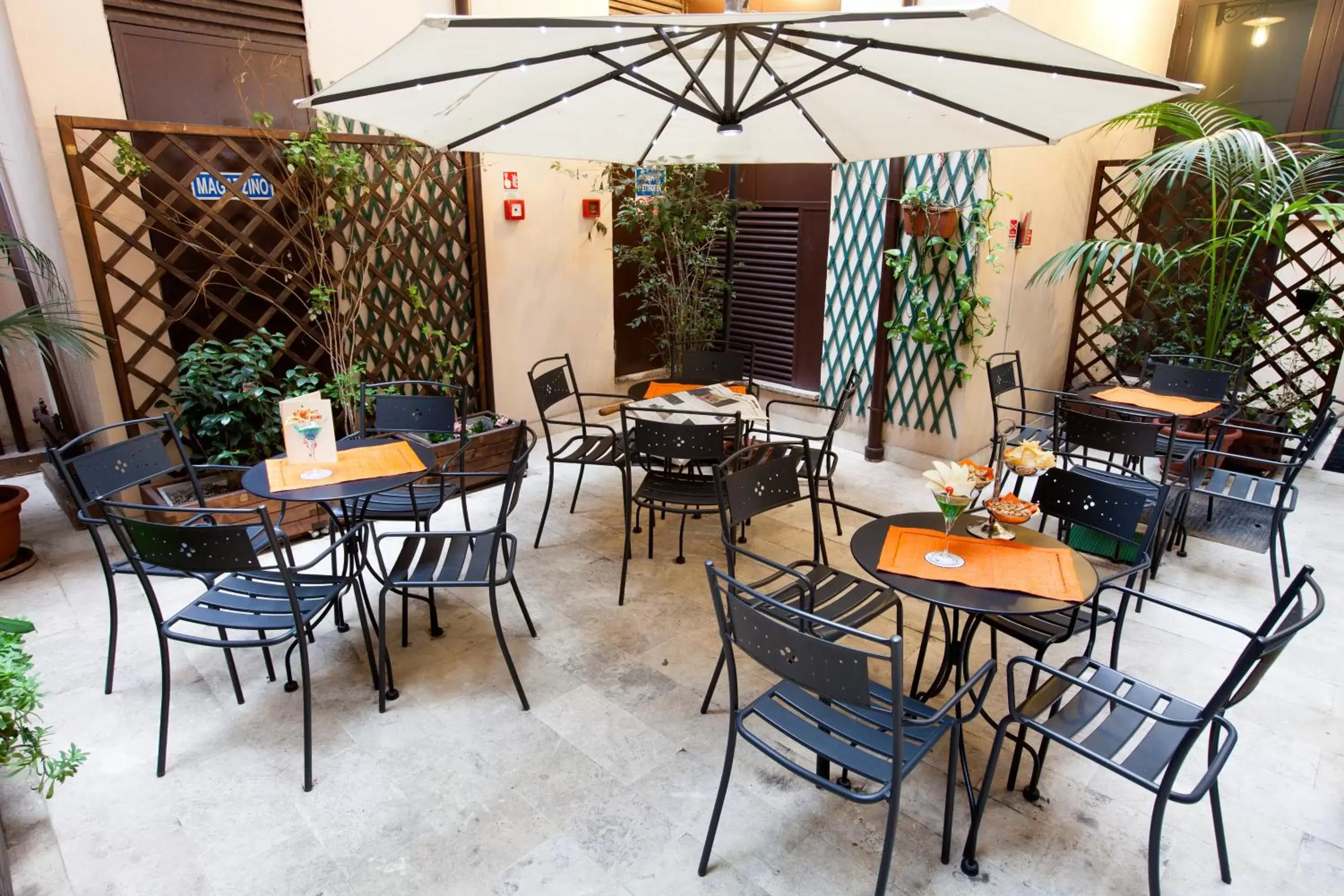 Patio, Restaurant/Places to Eat in Hotel Genova