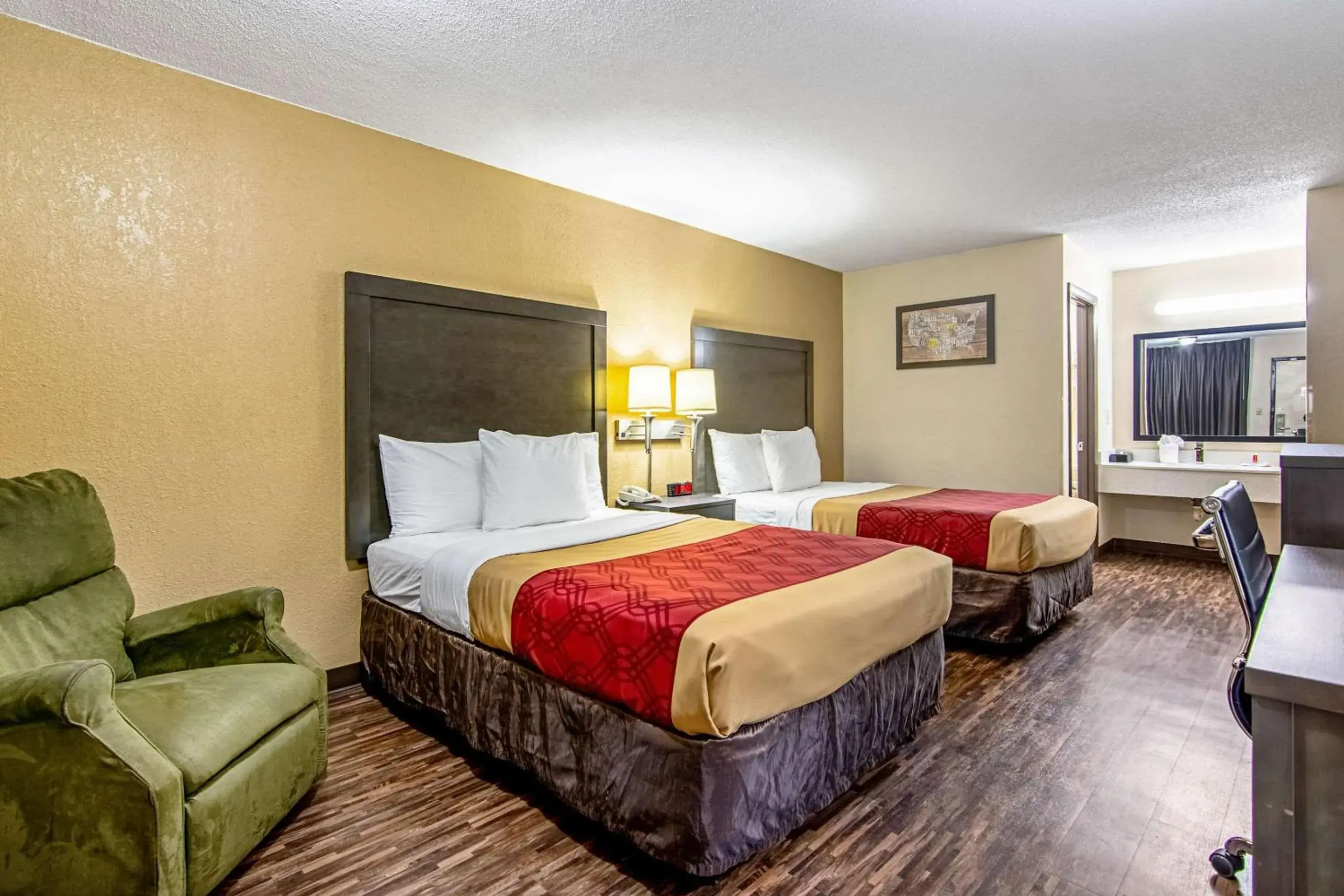 Photo of the whole room, Bed in Econo Lodge Inn & Suites Matthews - Charlotte