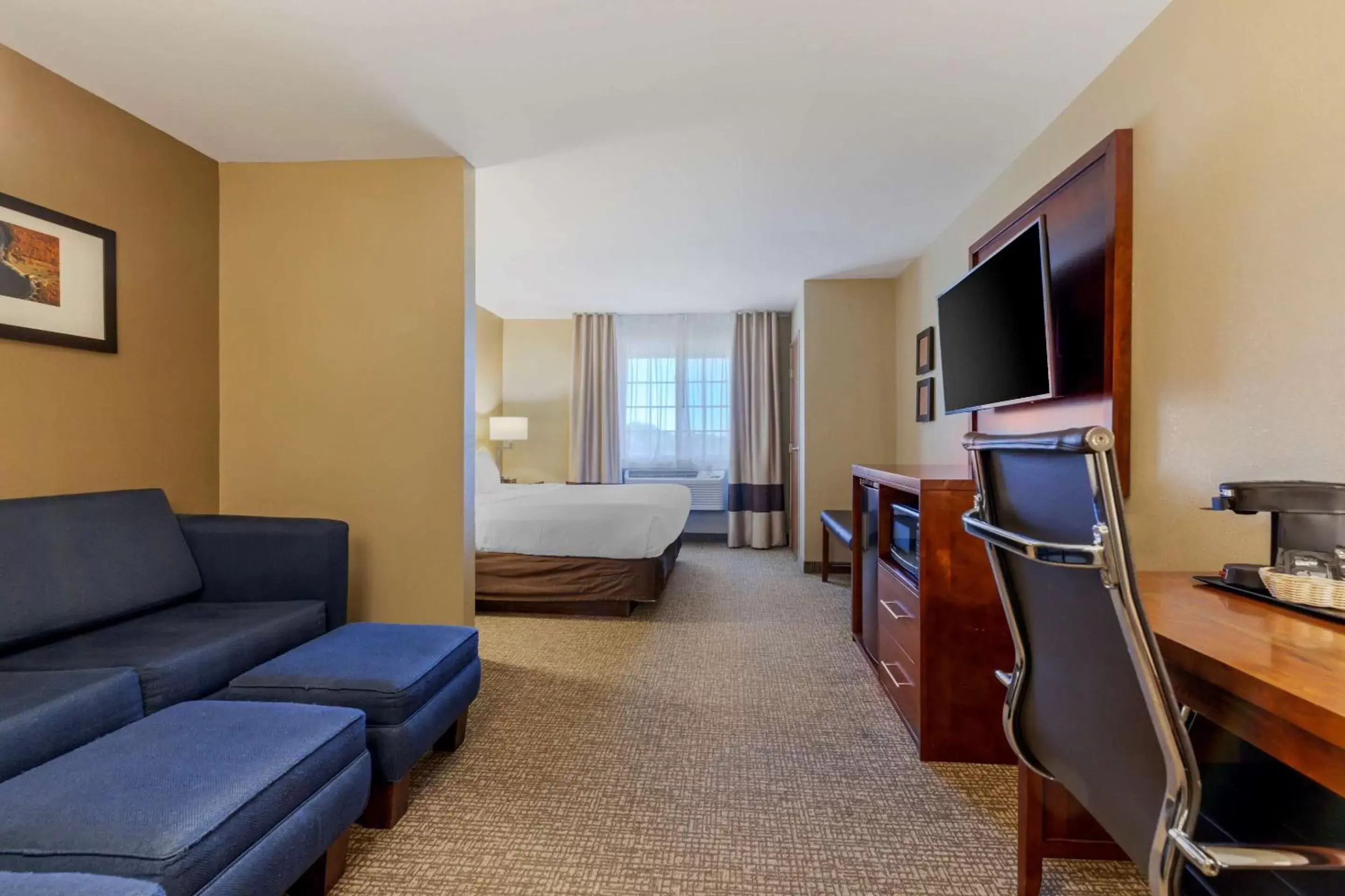 Bedroom, Seating Area in Comfort Suites Johnson Creek Conference