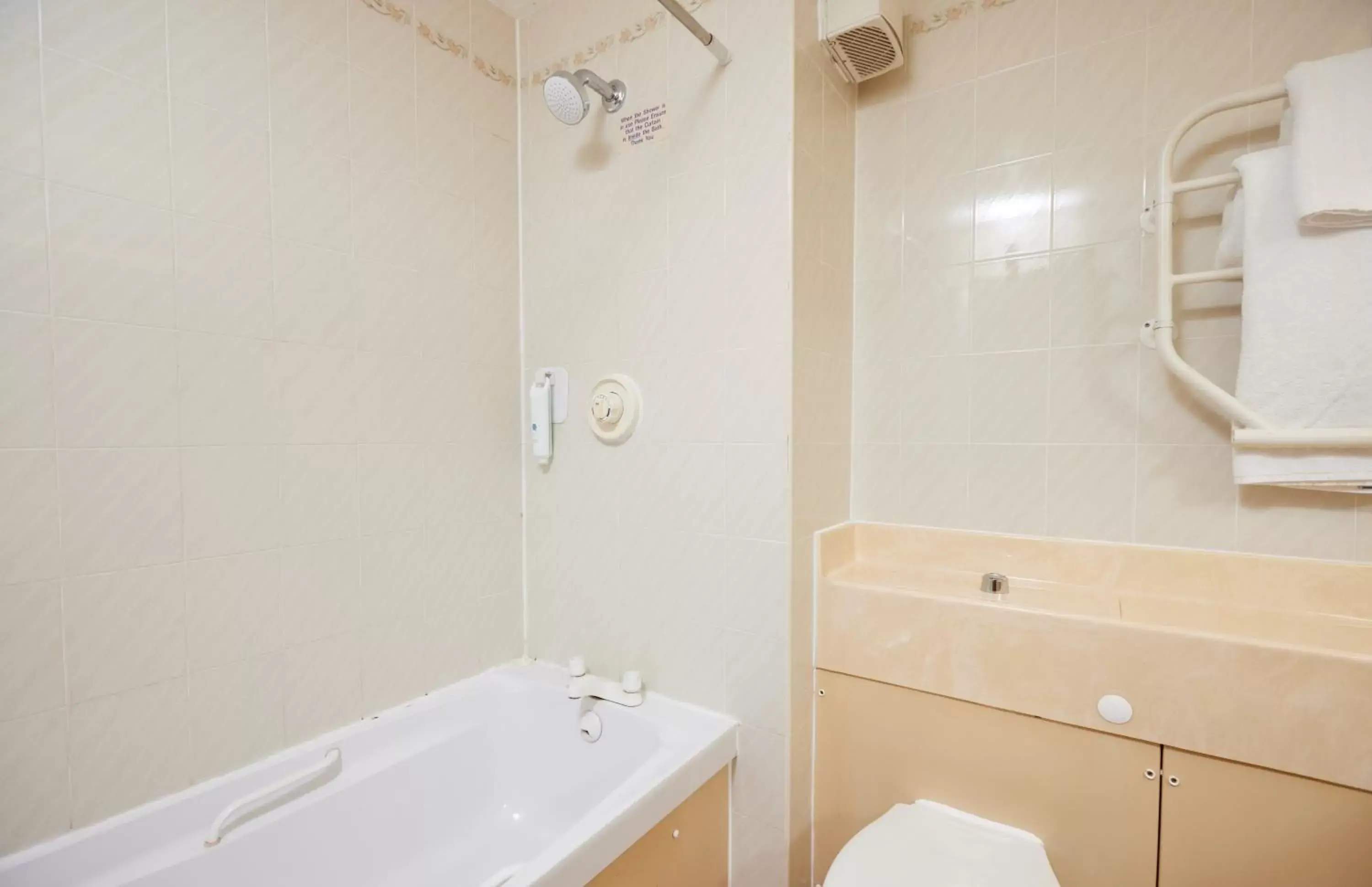 Bathroom in Farmhouse Innlodge by Greene King Inns