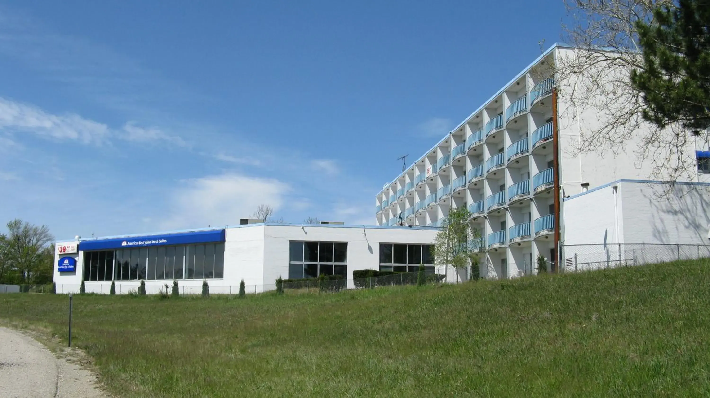 Property building in Howard Johnson by Wyndham Saint Joseph Benton Harbor Property building in Howard Johnson by Wyndham Saint Joseph Benton Harbor