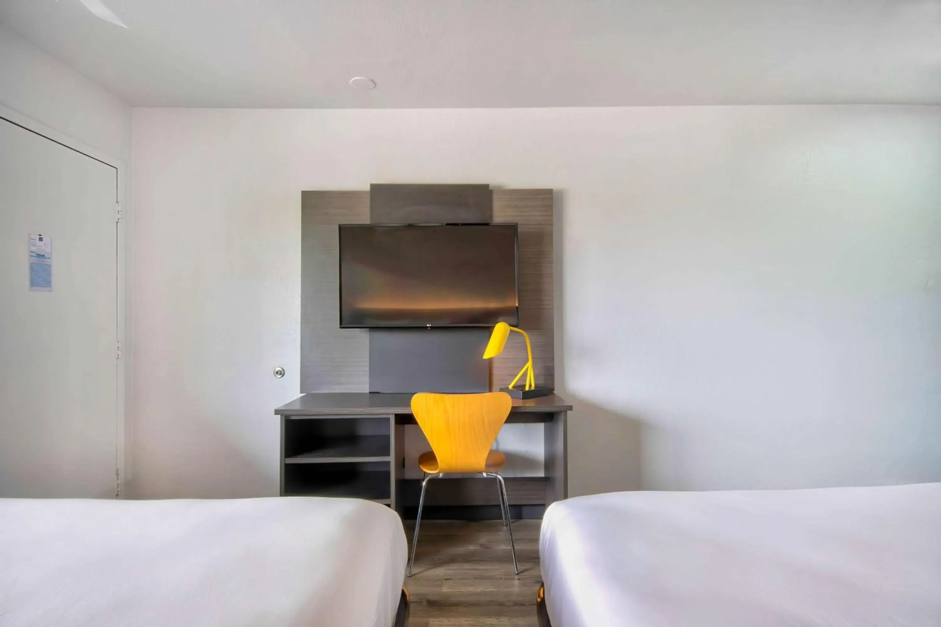 Bedroom, TV/Entertainment Center in Motel 6-Austin, TX - North