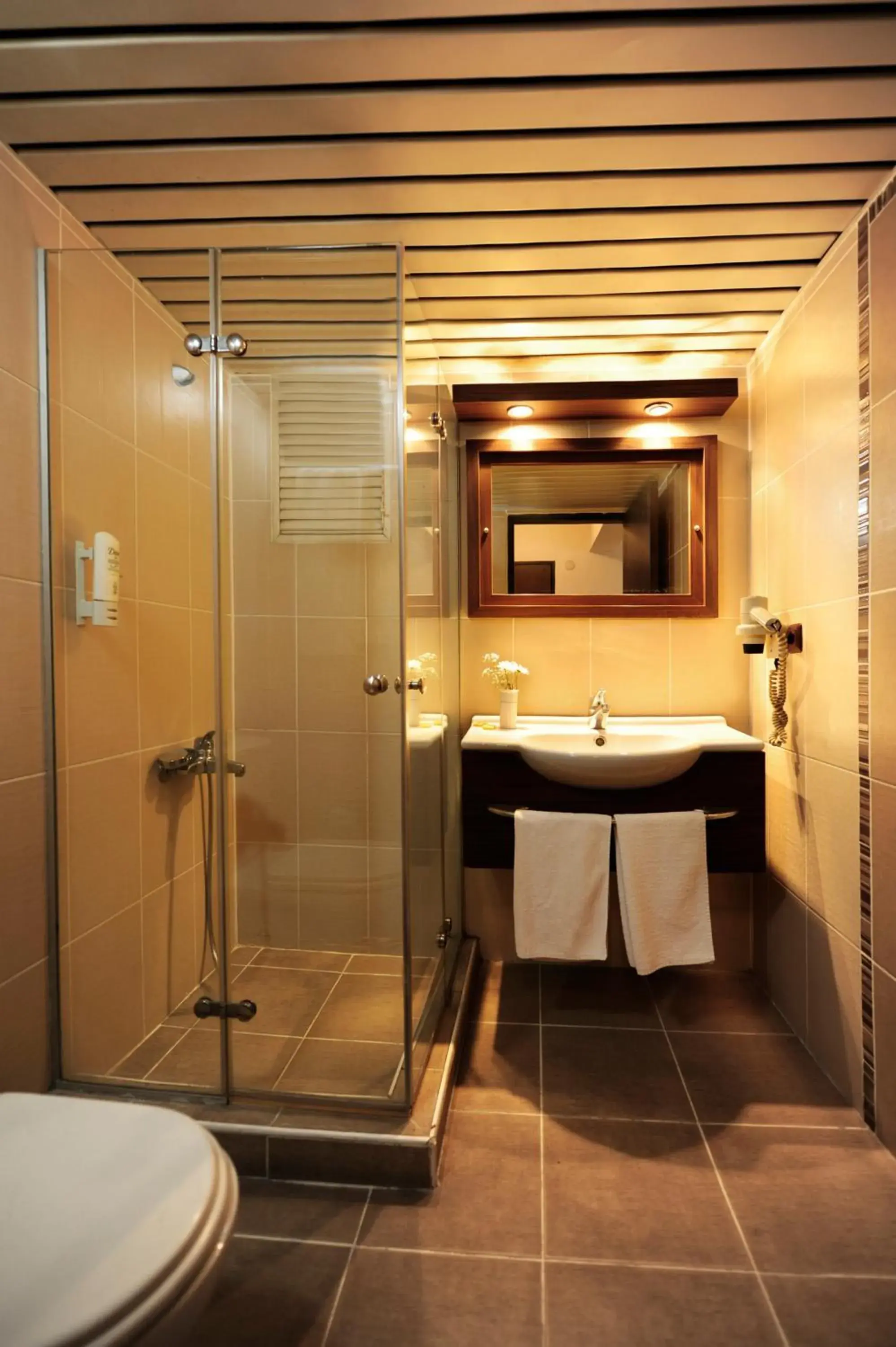 Shower, Bathroom in Ustun Hotel Alsancak